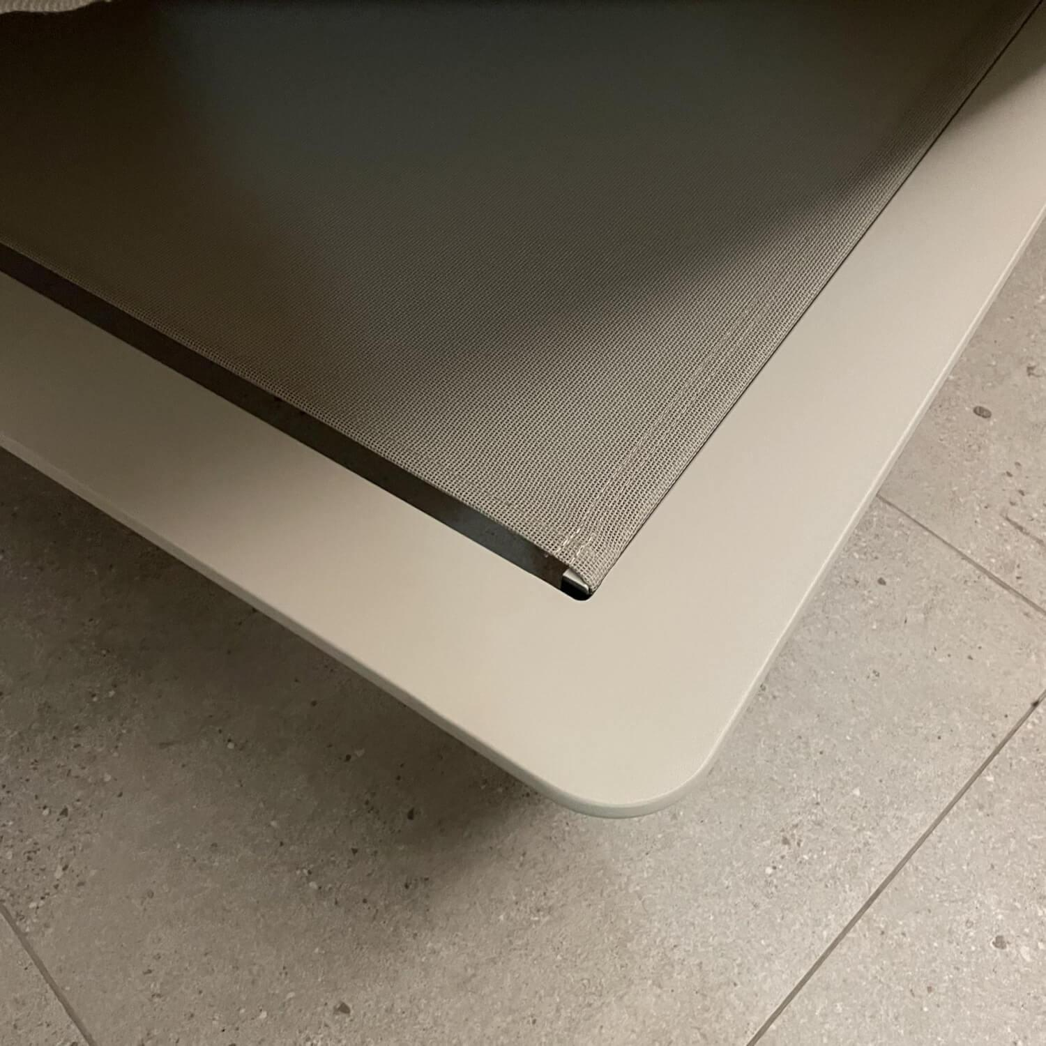 Liege Senja Lounger Bezug Stoff Linen Beige Crème Gestell Aluminium Mit Tischplatte Teak