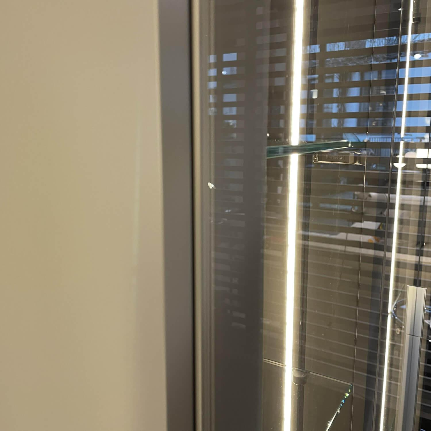 Interlübke - Kleiderschrank Garderobe Collect Korpus Mattlack Flintgrau Paneele Eiche Natur mkit Beleuchtung Schrankelemente Glas Drehtüren Glaseinlegeböden Garderobenelement mit Spiegel - 3