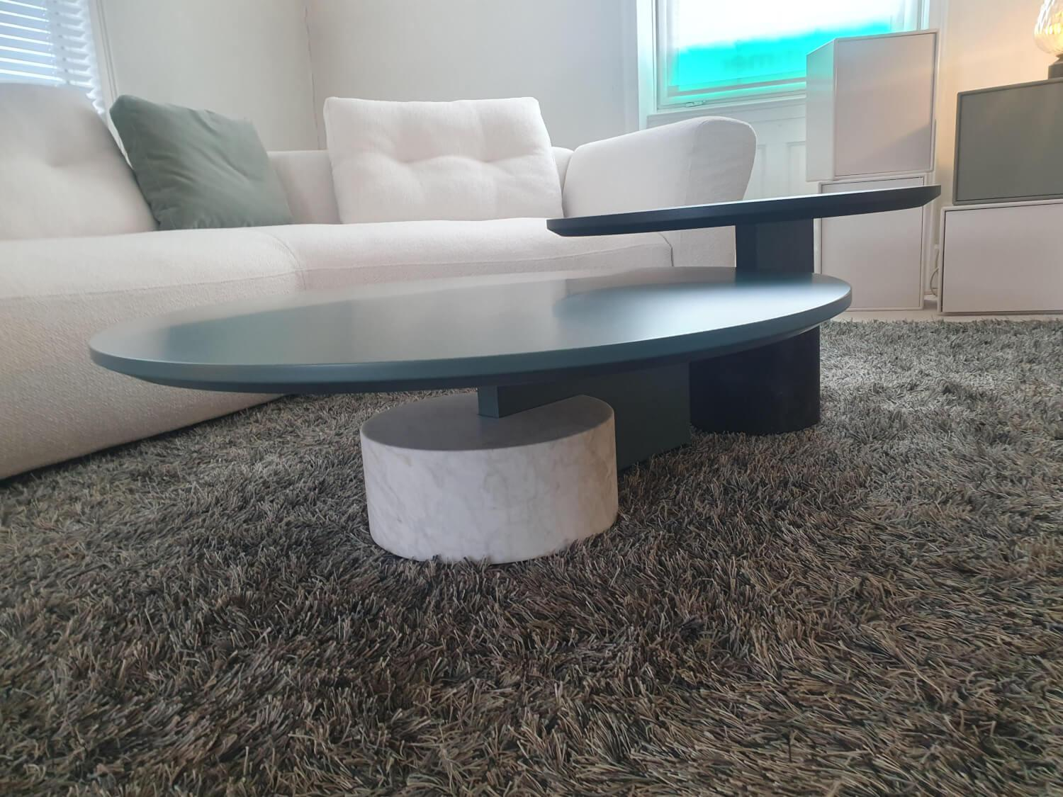 Cassina - Beistelltisch Sengu Low Table 577 Platte Matt Lackiert Petrolio Blau Sockel Marmor Bianco Carrara Opaco Weiß - 2