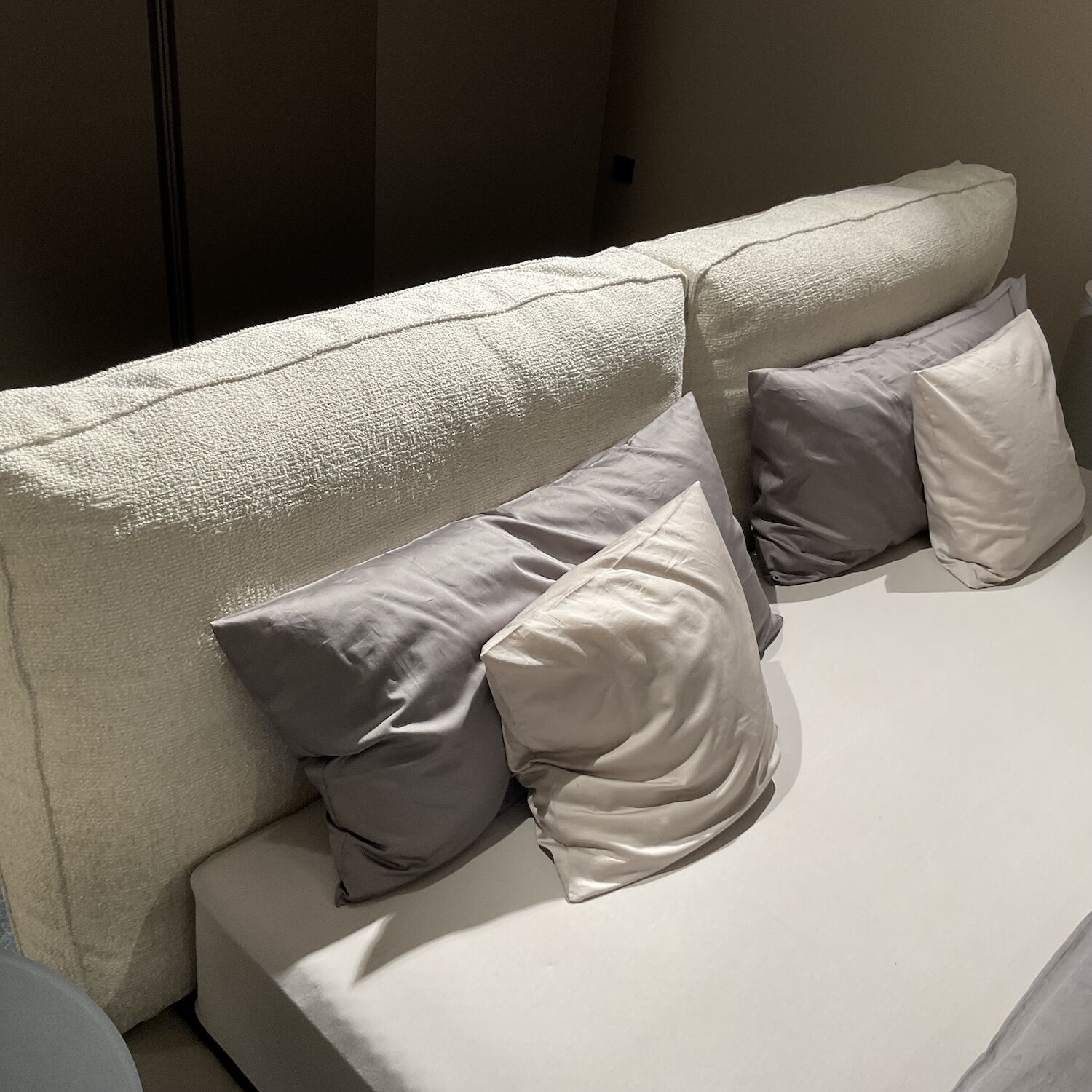Cierre - Bett Divine Kopfteil Stoff 1 Lucinasco 20 Sand Beige Korpus Leder 2 Windsor 14 Grigio Grau Beige Füße Schwarz - 4