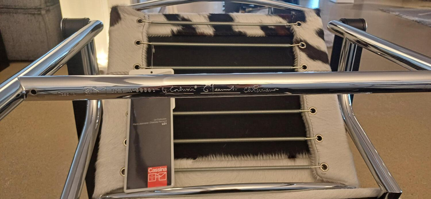 Cassina - Sessel LC1 Sitz Fell Gefleckt Schwarz Weiß Braun Armlehnen Kernleder Schwarz Gestell Stahl Verchromt - 5