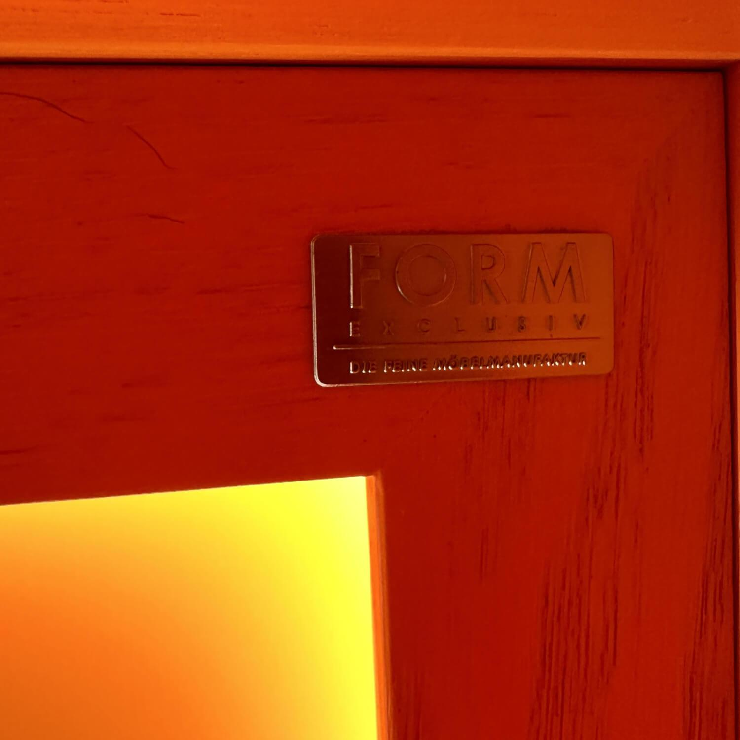 Vitrine Hampton Holz Eiche Pantone Orange Türen Mit Klarglas Inklusive Beleuchtung
