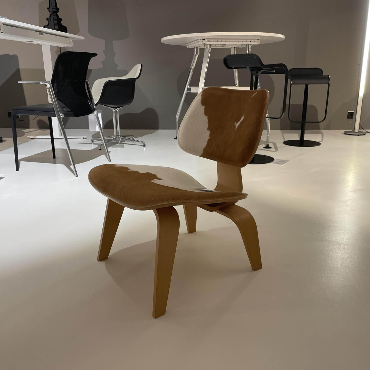 Stuhl Plywood Group LCW Chair Holzuntergestell Esche Natur Sitzschalenfarbe Fell Braun Weiß