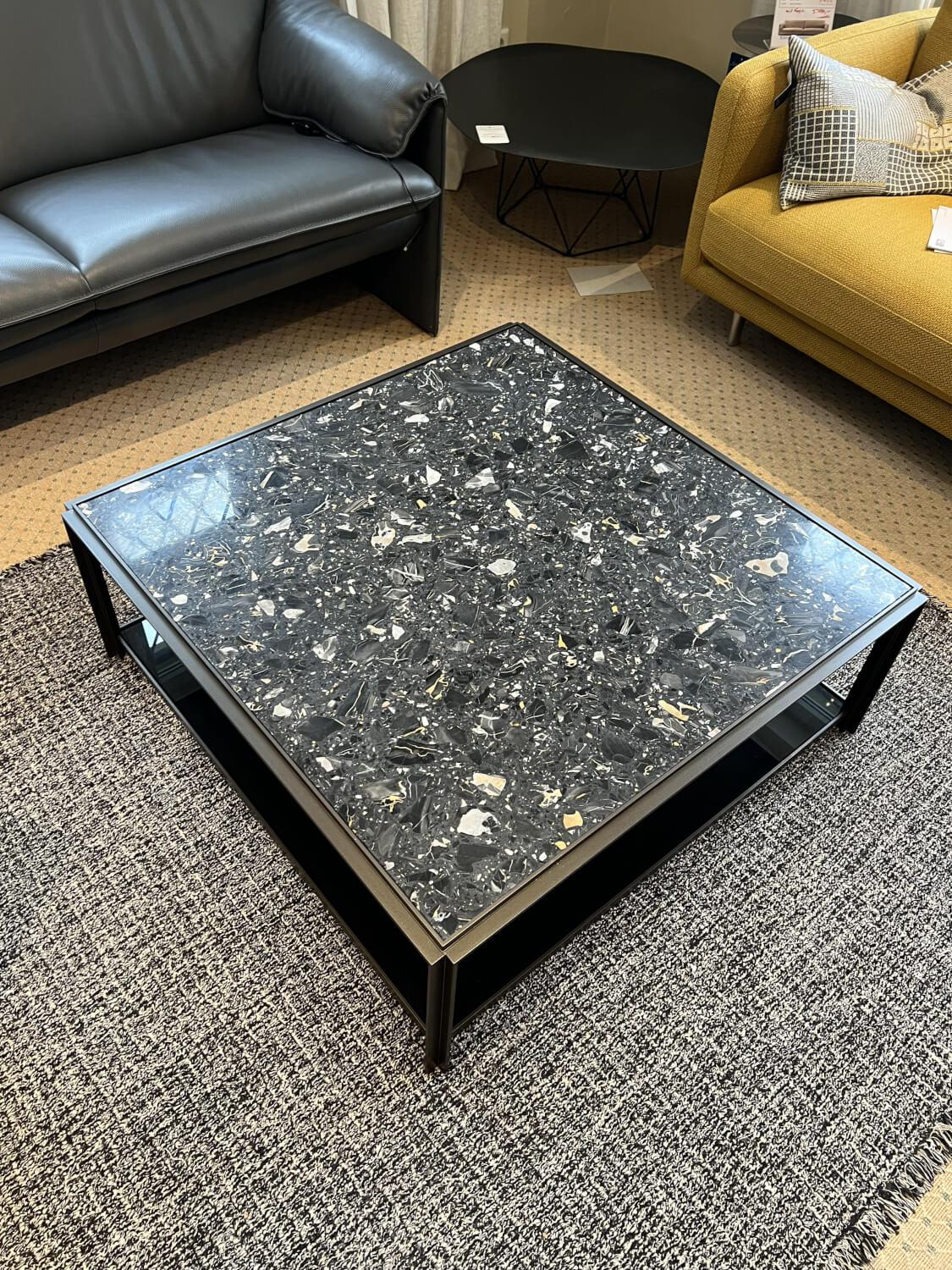 Bielefelder Werkstätten - Couchtisch Hudson Platte Marmor Terazzo Portoro Gestell Metall Bronze Matt Glas Schwarz Lackiert - 3