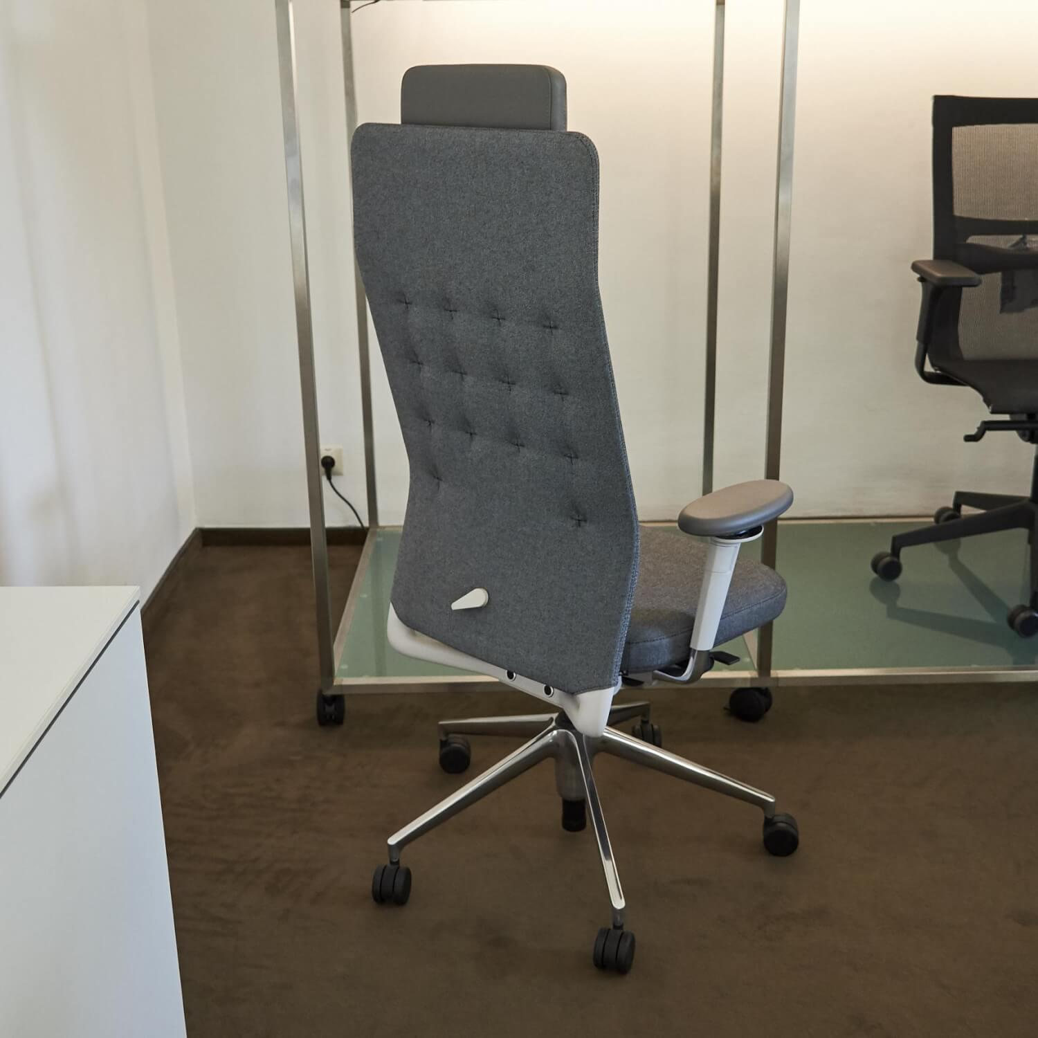 Vitra - Bürostuhl ID Trim L Bezug Stoff Plano Eisengrau Braun Rahmen Basic Dark Fünfsternfuß Aluminium Poliert Mit Rollen Inklusive Kopfstütze Bezug Leder Farbe Dimegrey Grau - 2
