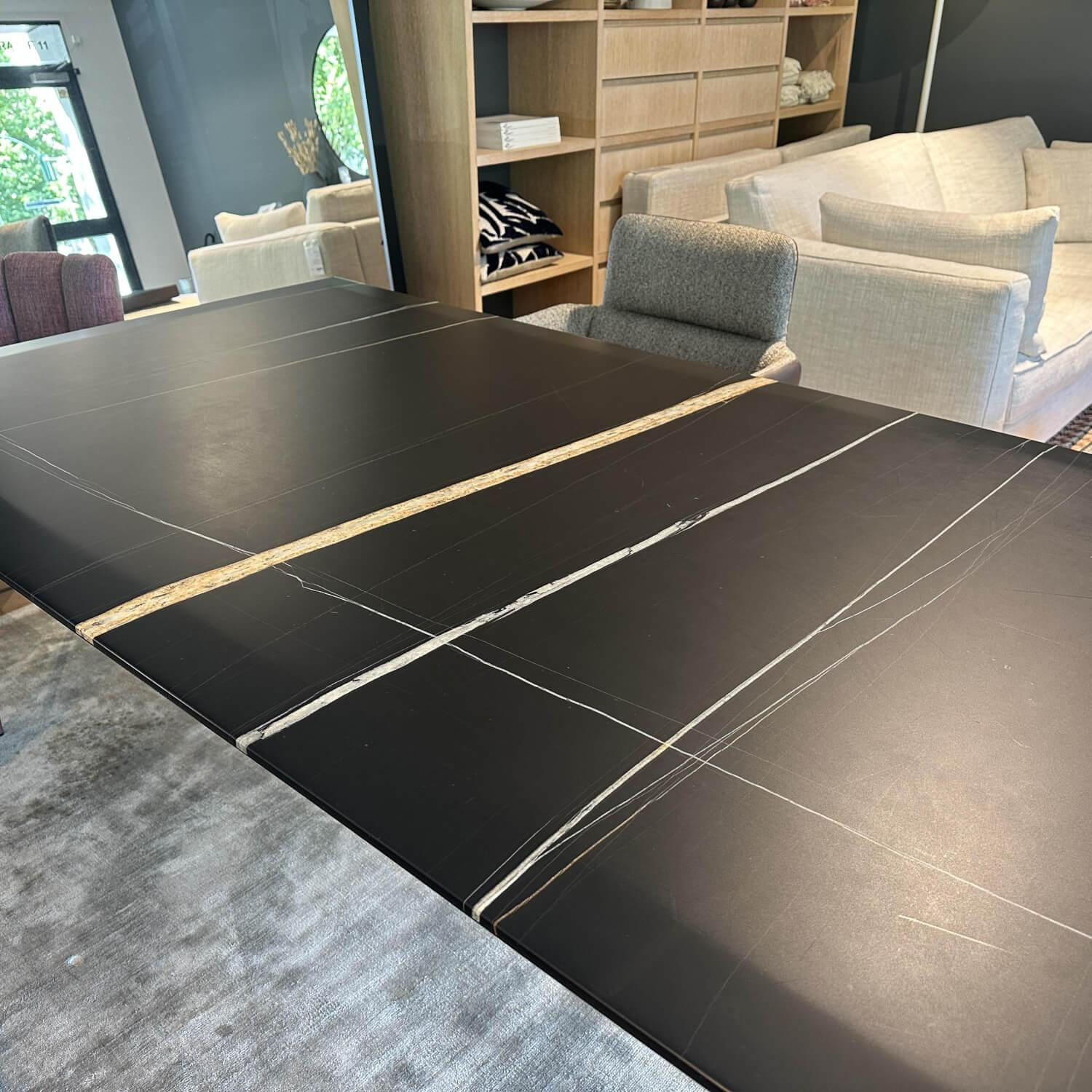 Molteni & C - Esstisch Filigree Platte Marmor Sahara Noir Schwarz Gestell Metall Chrom Schwarz Glänzend - 7
