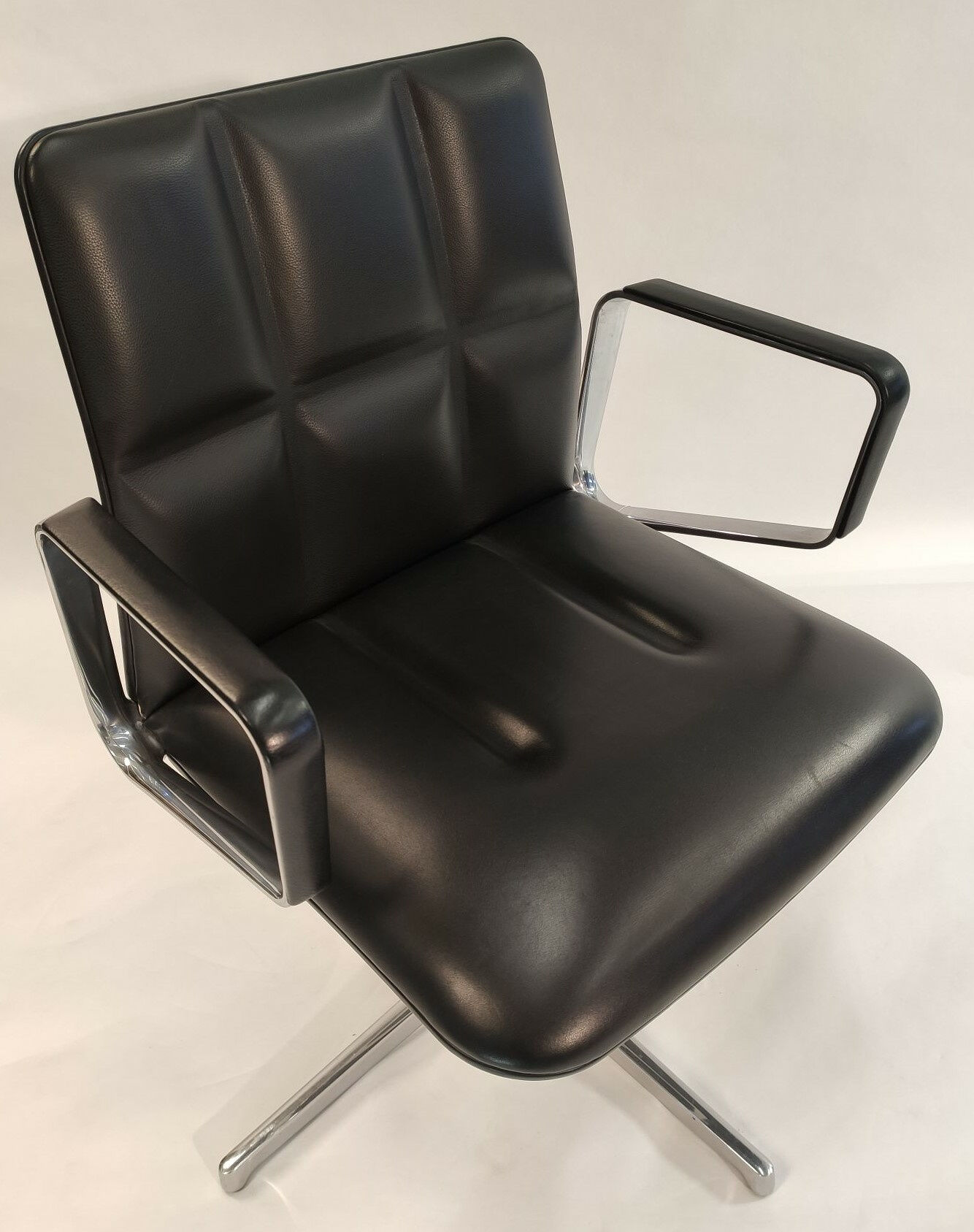 walter-knoll-konferenzstuhl-leadchair-2023-leder-elen-65-1230-black-gestell-aluminium-hochglanz-2