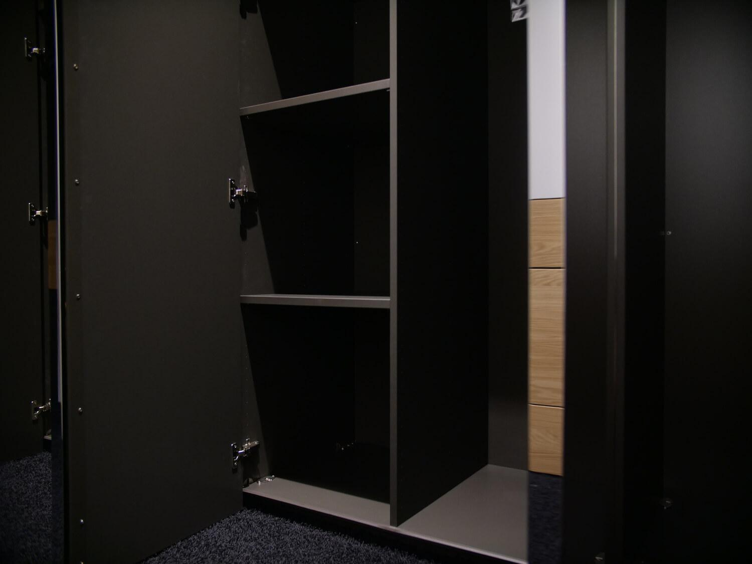 Hülsta - Kleiderschrank Mit Drehtüren Multi Forma II Lack Taupe Griffleiste Chrom Glänzend - 3