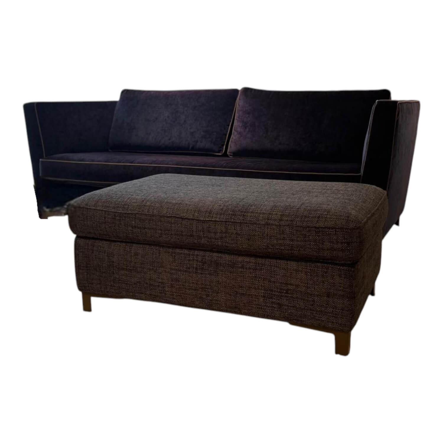 Christine Kröncke - Sofa Hailey Stoff Eloy 052 Navy Blue Gestell Metall 15 Rauchbraun Hocker Stoff Chameleon 086 Grau-Blau mit Hocker - 1