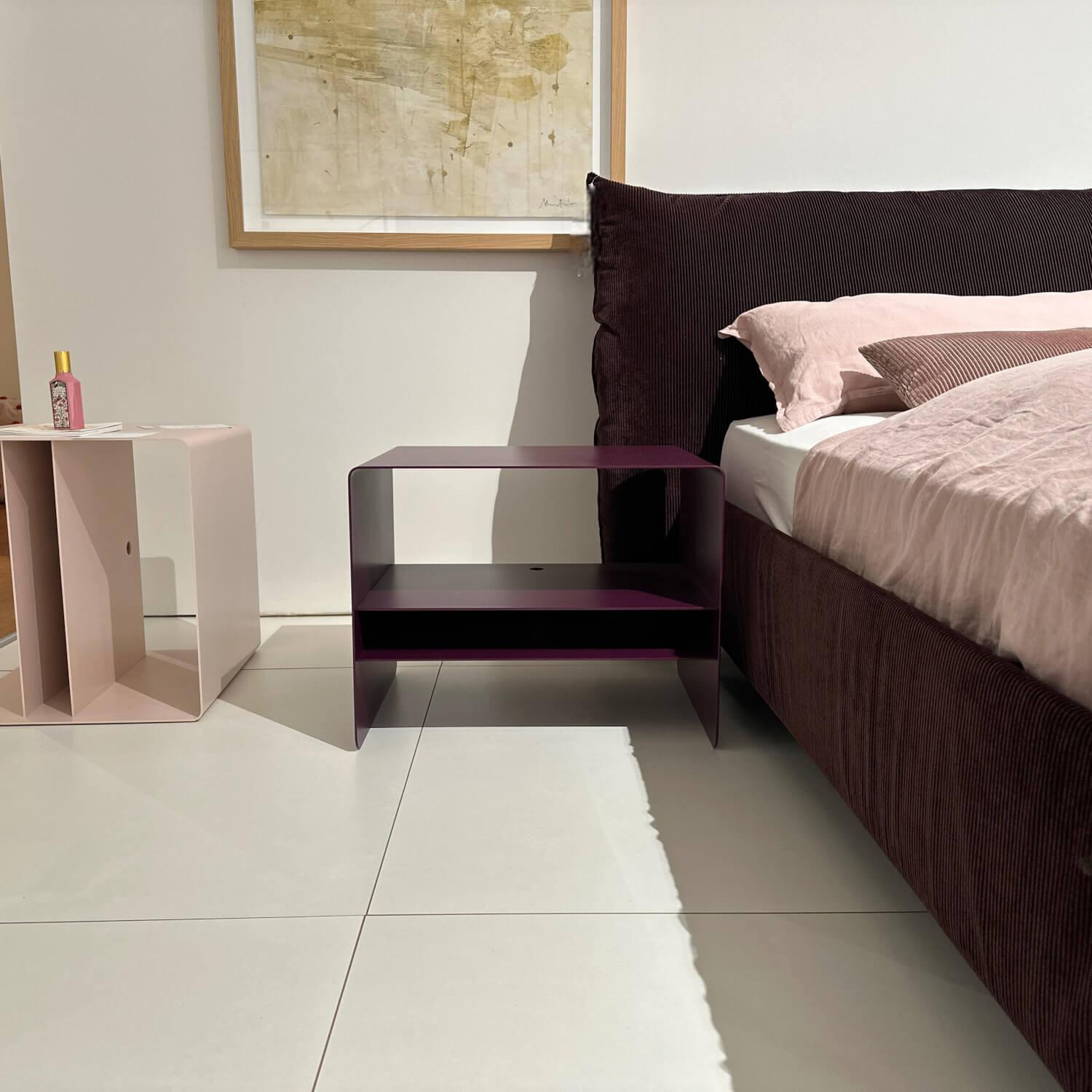 Möller Design - Bettanlage MD 13 Rose Stoff Charmelle Cord 103 Aubergine Violett Holzfuß Inklusive Beistelltisch Und Metallcontainer - 6