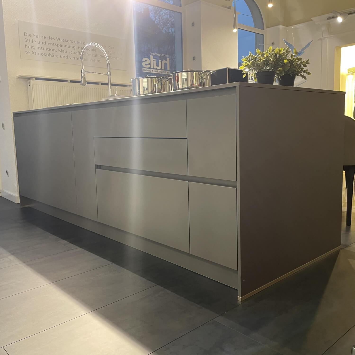 Siematic - Küche Urban SC 45 Front SimiLaque Muskat Samtmatt Beige Grau Absetzung Holzdekor Larix Terra Dunkelbraun Arbeitsplatte Keramik Betonoptik Grau Inklusive Elektrogeräte - 5