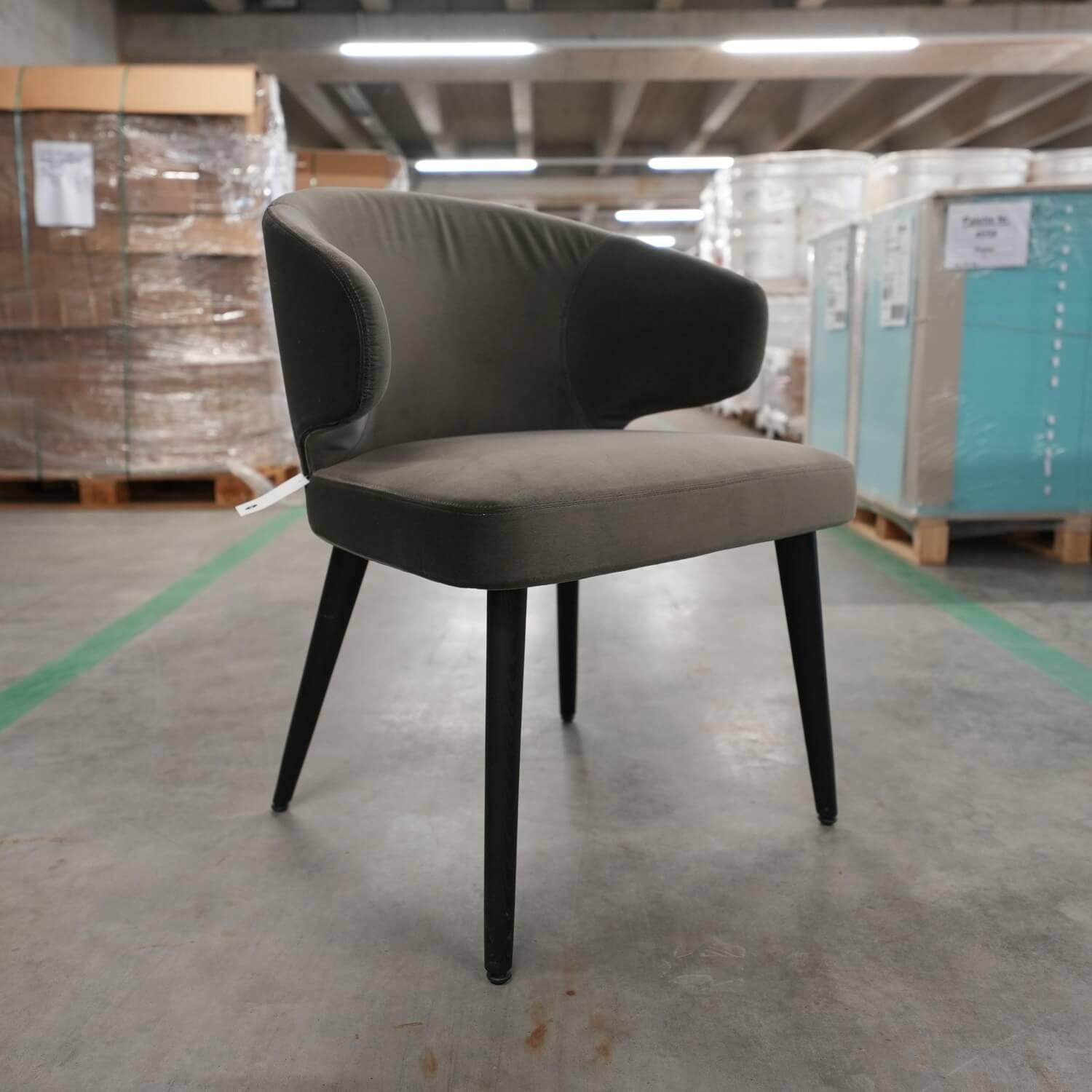 Minotti - Armlehnstuhl Aston Bezug Hunt Dunkelgrau Gestell Massivholz Esche Lackiert Moka - 4