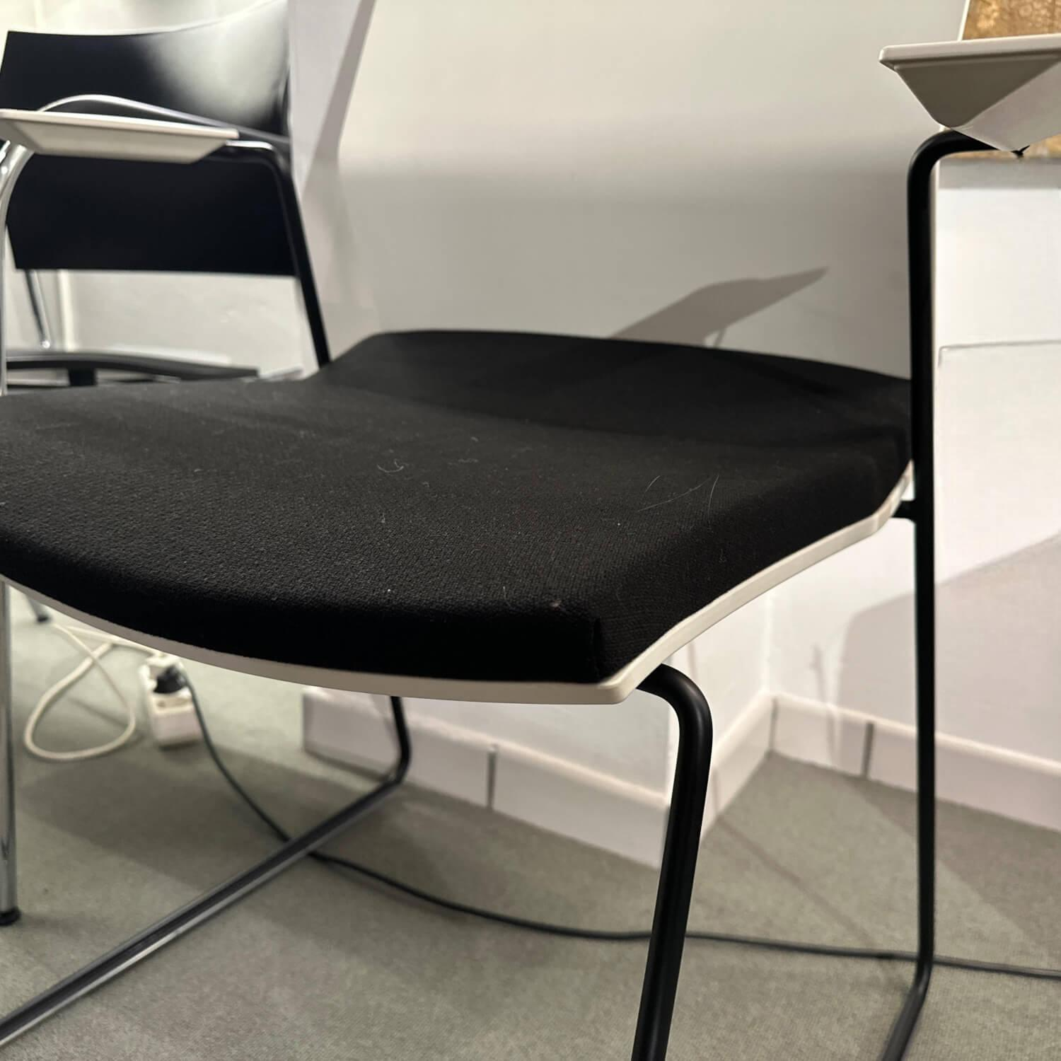 Bene - Armlehnstuhl B Side Stoff Urban Plus YN009 Schwarz Schale Weiß Kufengestell Schwarz Pulverbeschichtet Inklusive Universalgleiter - 3