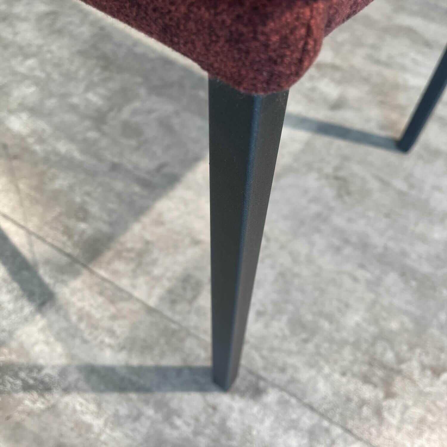 Saragossa 4-Fuß Stuhl 8226 Bezug Cecina Bordeaux Gestell Vierkant Metall schwarz Pulverbeschichtet