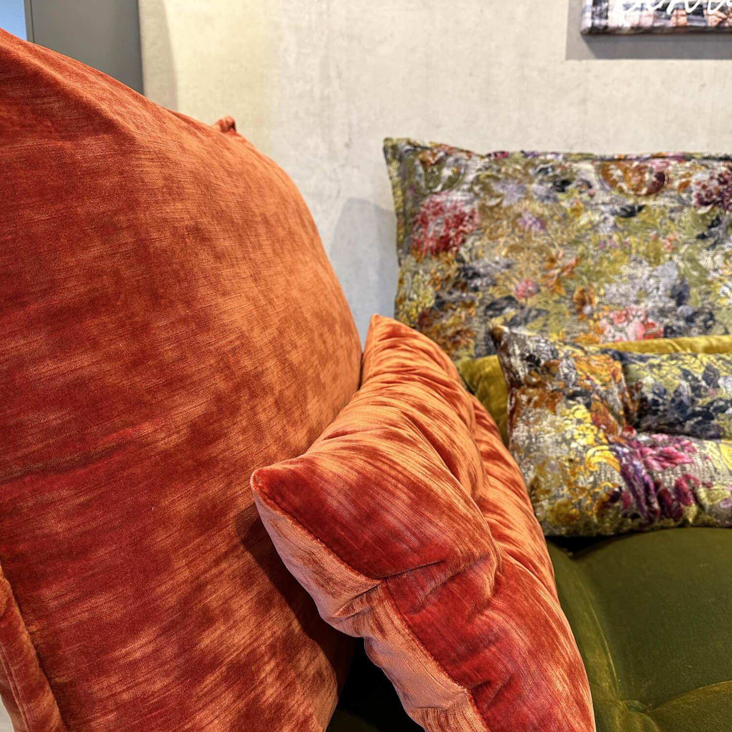 Bretz - Ecksofa Ohlinda Stoff 66 8438 Velours Midsummer Oliv Grün Lilienfuß Aluminium Poliert Silberfarben Inklusive Nierenkisse - 2