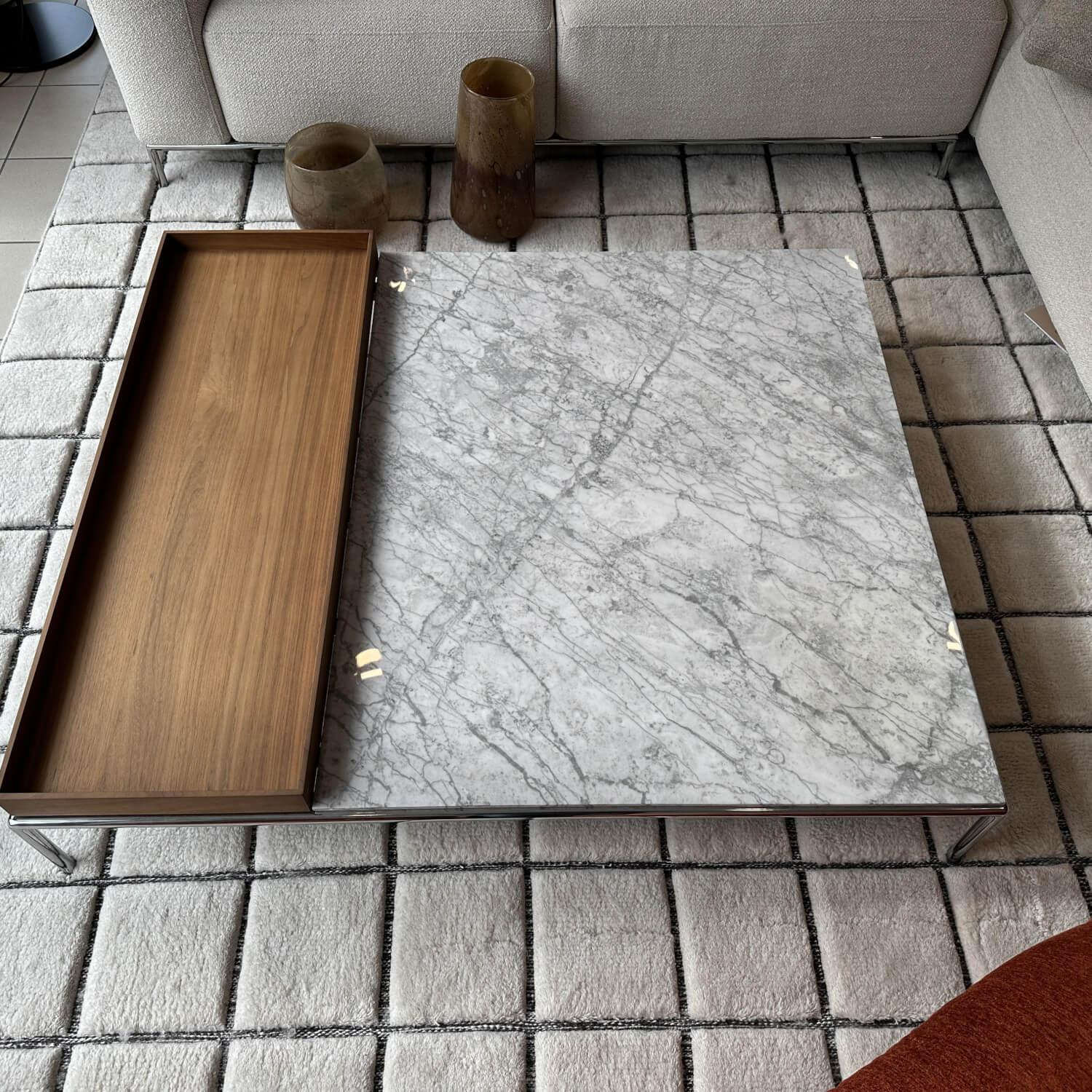 Cassina - Couchtisch Mex Hi Platte Marmor Mianco Carrara Beige Gestell Metall Verchromt Inklusive Tablett Amerikanischer Nussbaum - 4