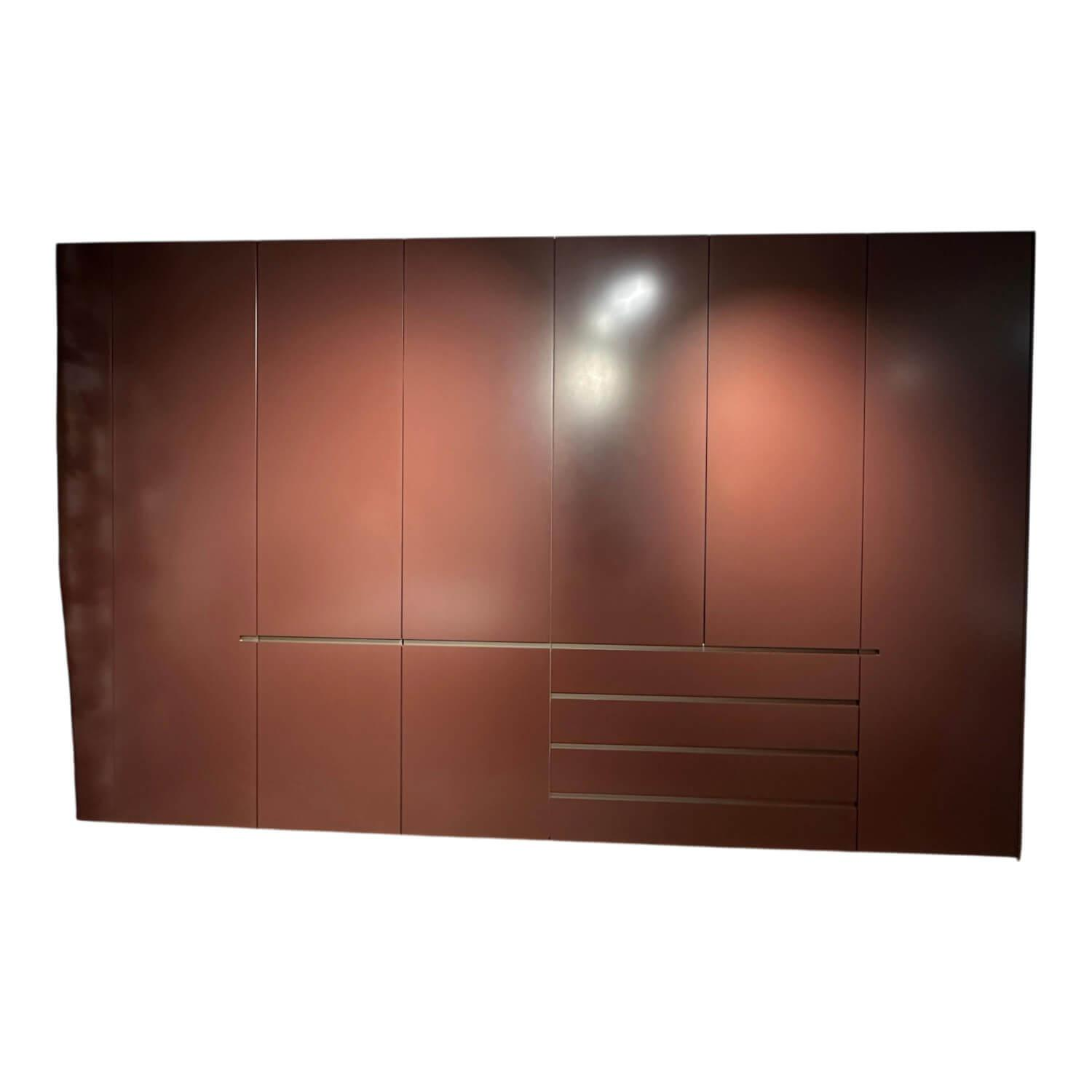 Interlübke - Kleiderschrank Collect Plus Außen Lack Matt Burgund M41 Rot Innen Lack Bronze Metallic M10 Inkl. Beleuchtung - 1