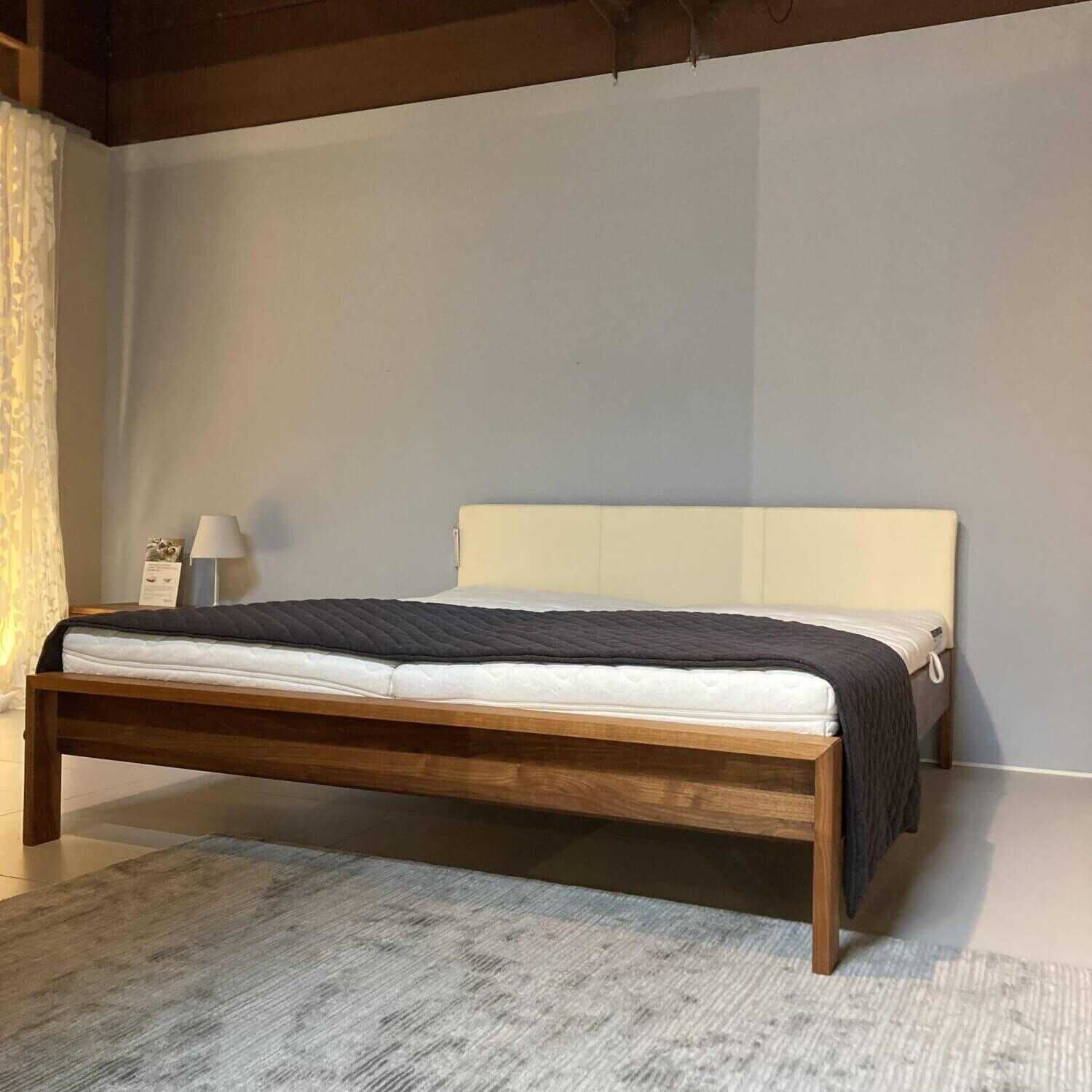 Doppelbett Lunetto Nussbaum Geölt ohne Lattenrost und Matratzen