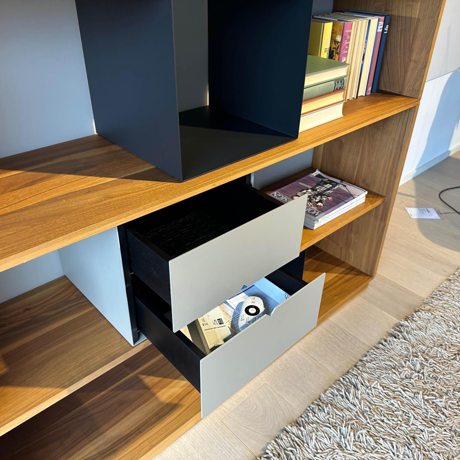 Rodam - Schrankwand Pares 722500 Nuss Splint Mit Hartwachssiegel Rückwand Glas Dunkelgrau Mit Beleuchtung - 2