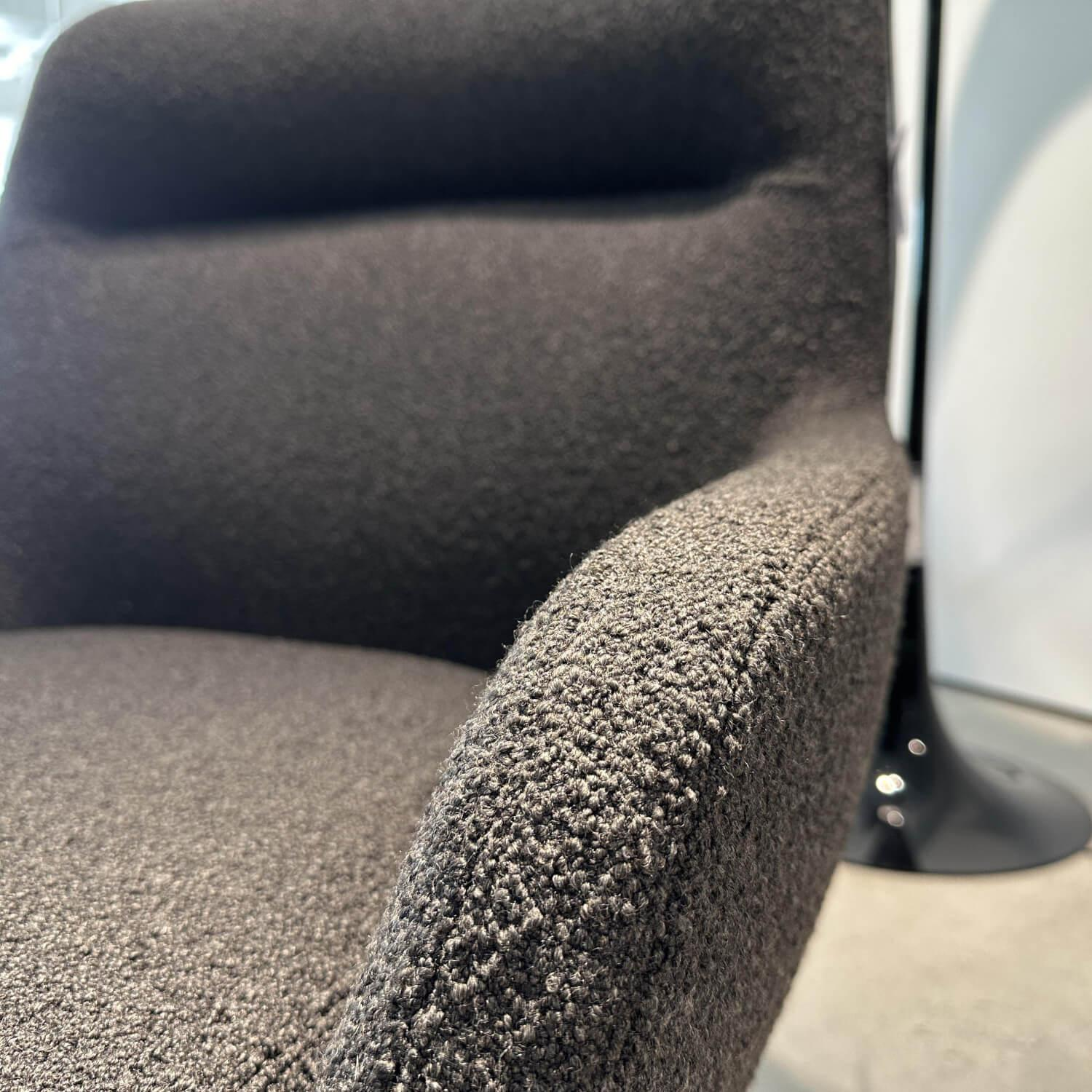 Minotti - Sessel Belt Bergère Stoff Sable 04 Ferro Anthrazit Füße Aluminium Brandy - 3