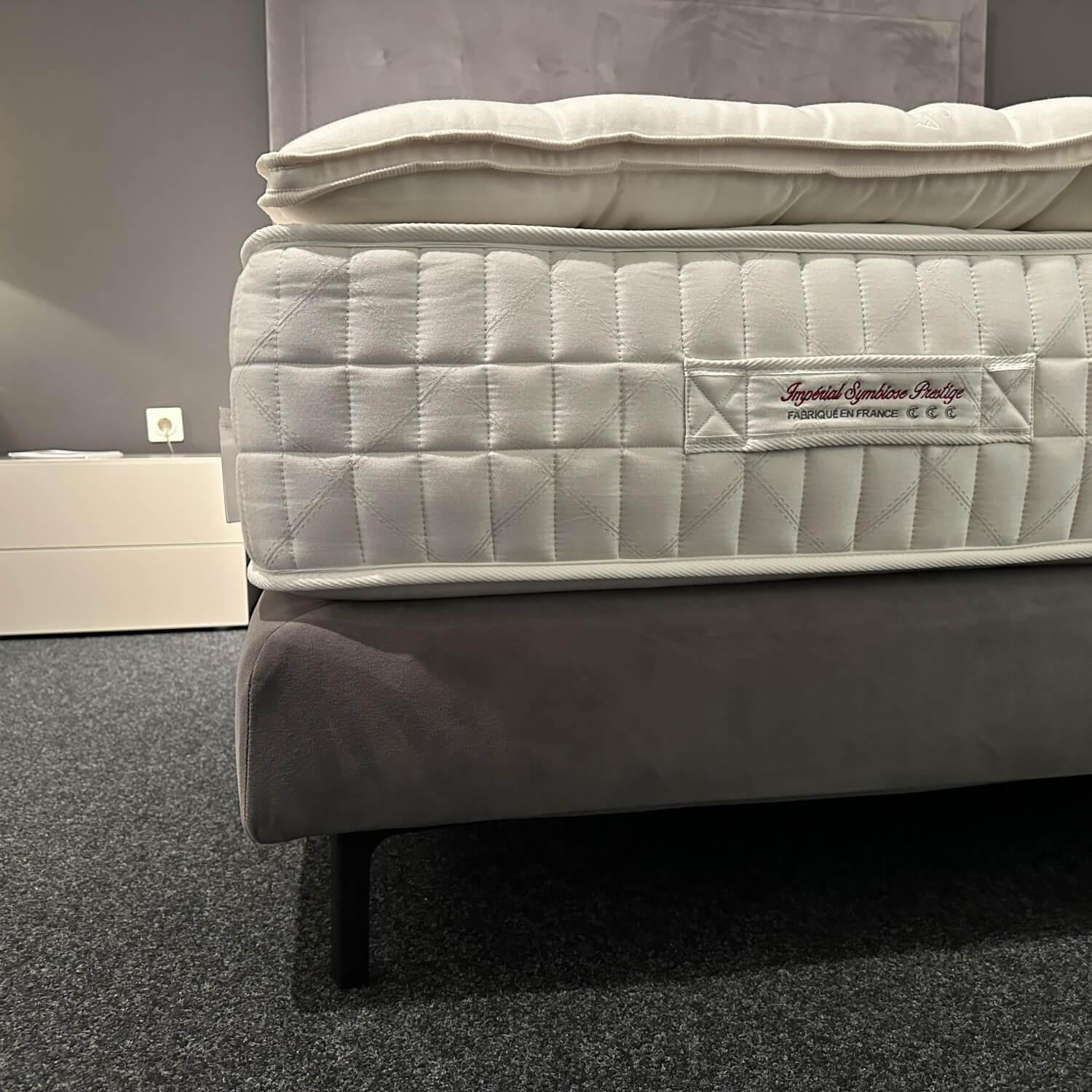Treca Interiors - Bett Tournelle Stoff C Gasparde Grau Beige Füße Metall Schwarz Inklusive Matratzen Und Topper - 8