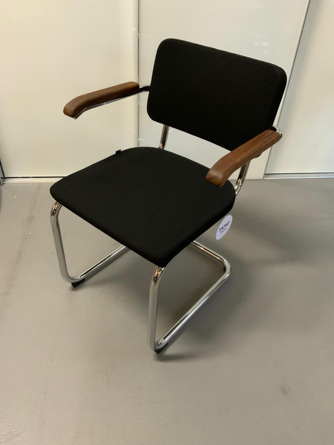 Thonet - Freischwinger S64PV Stoff I Step 60999 Schwarz Gestell Chrom Armauflagen Nussbaum Geölt - 2