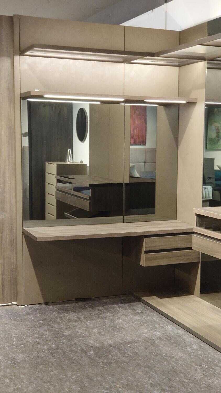 Begehbarer Kleiderschrank Panorama Elmo Scor Spiegelpaneel Schmink- und Schreibtisch