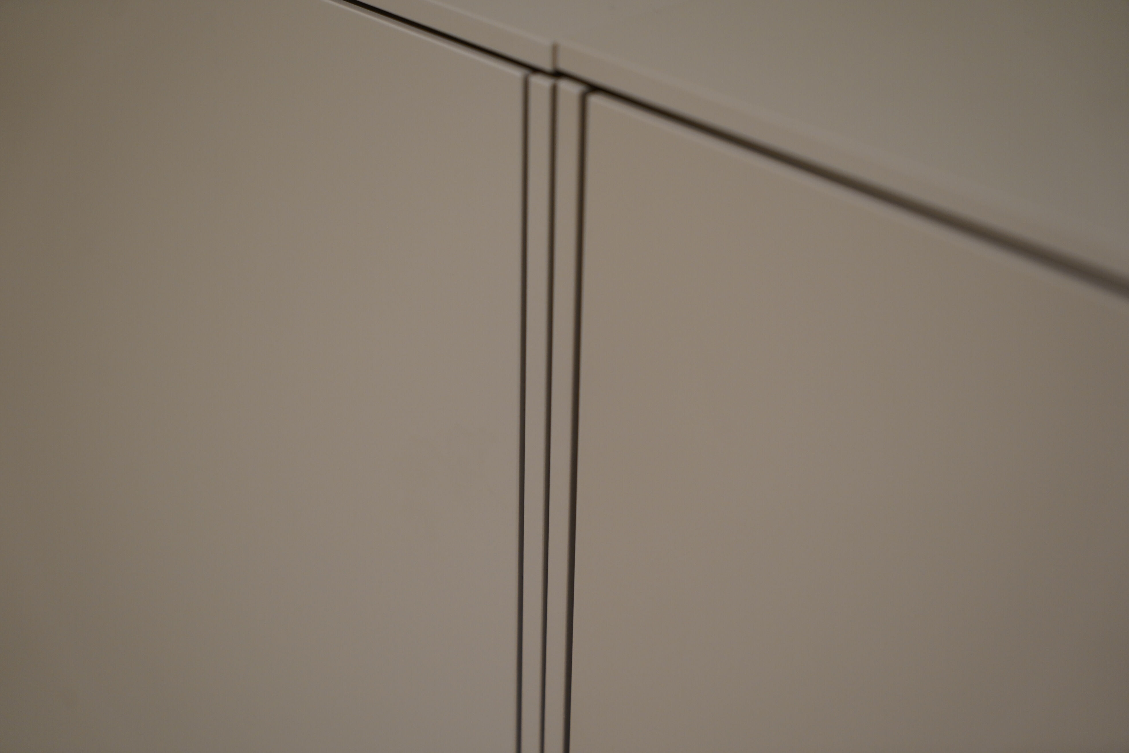 form1 - Kommode Connect Lack Matt Stone Braun Grau Innenfarbe Lack Matt Snow 01 Weiß Griffe Push-To-Open - 3