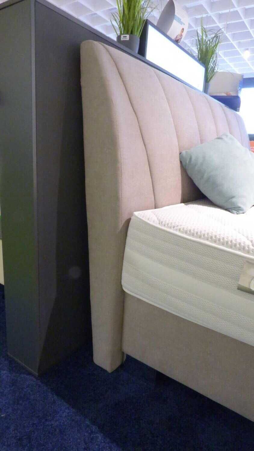 Bett 1405 Stoff Enjoy 3 Taupe Füße Metall Verchromt mit Matratzen, Tagesdecke und Zierkissen