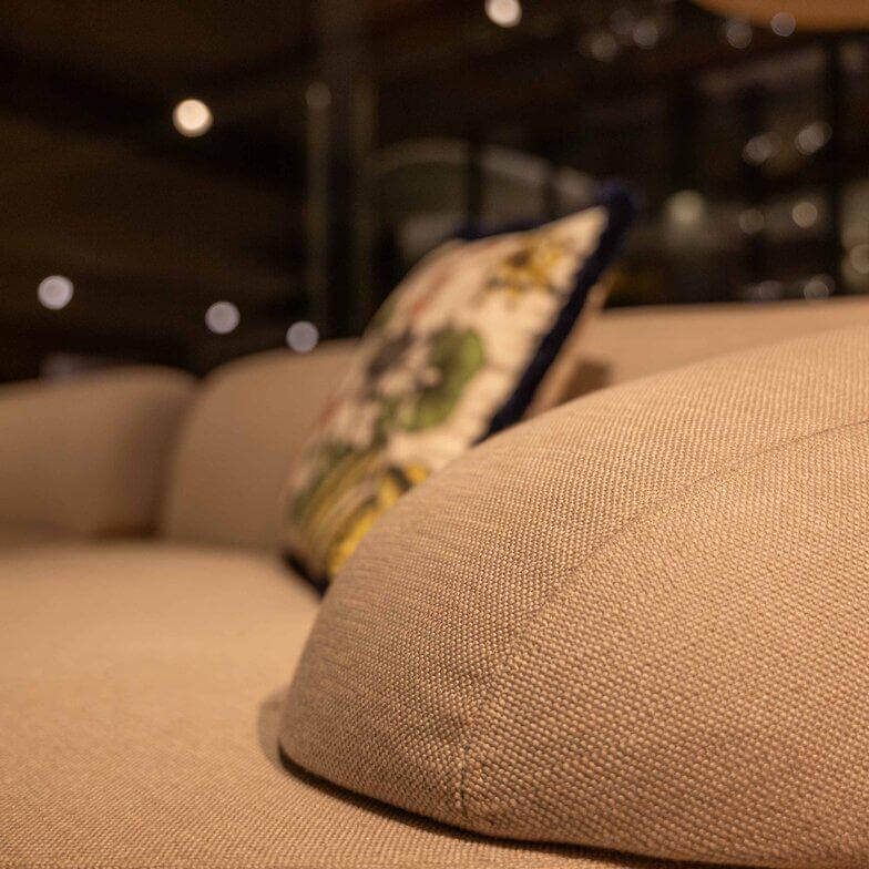 Cane Line - Sofa Mellow Stoff AirTouch Sand Beige Inklusive Couchtisch Teakholz - 3