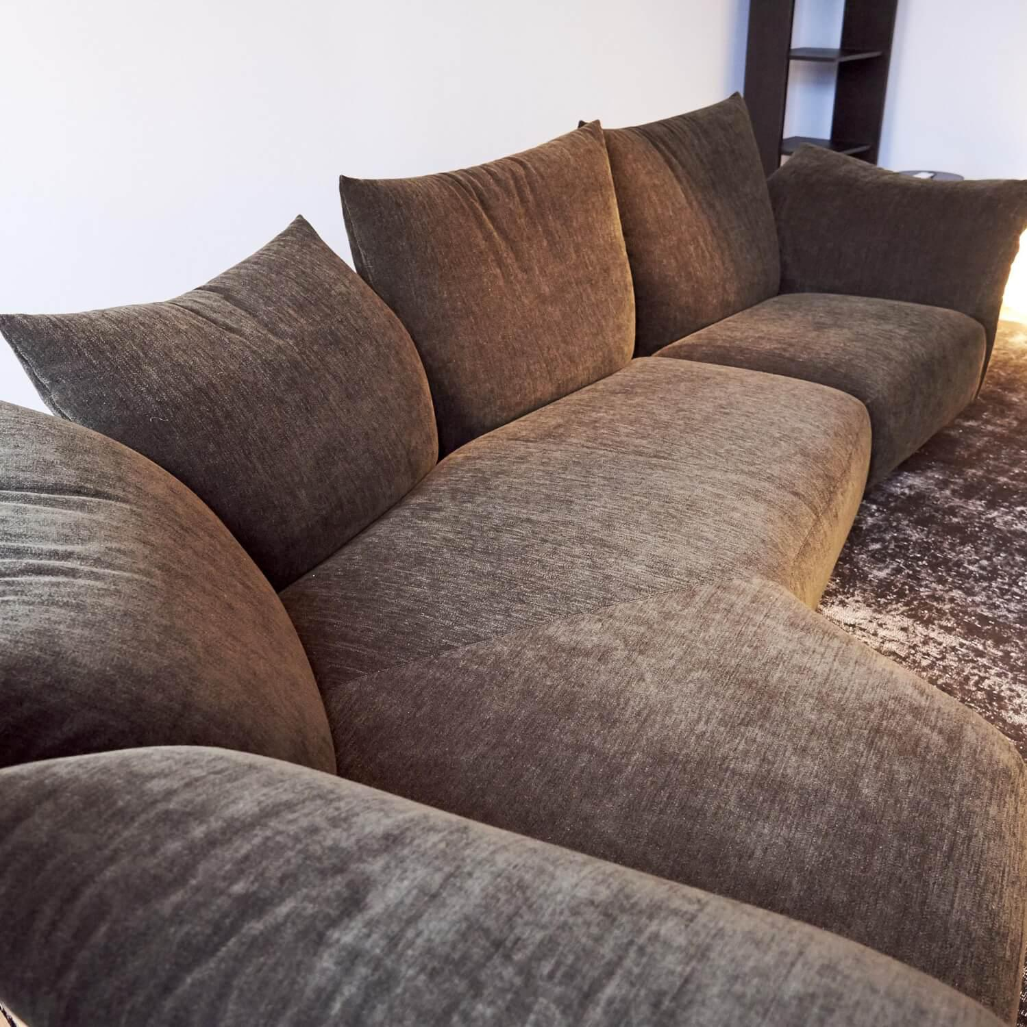 Sofa Standard Stoff Cat. S 7050 Schwarz mit flexiblen Armlehn- und Rückenkissen 