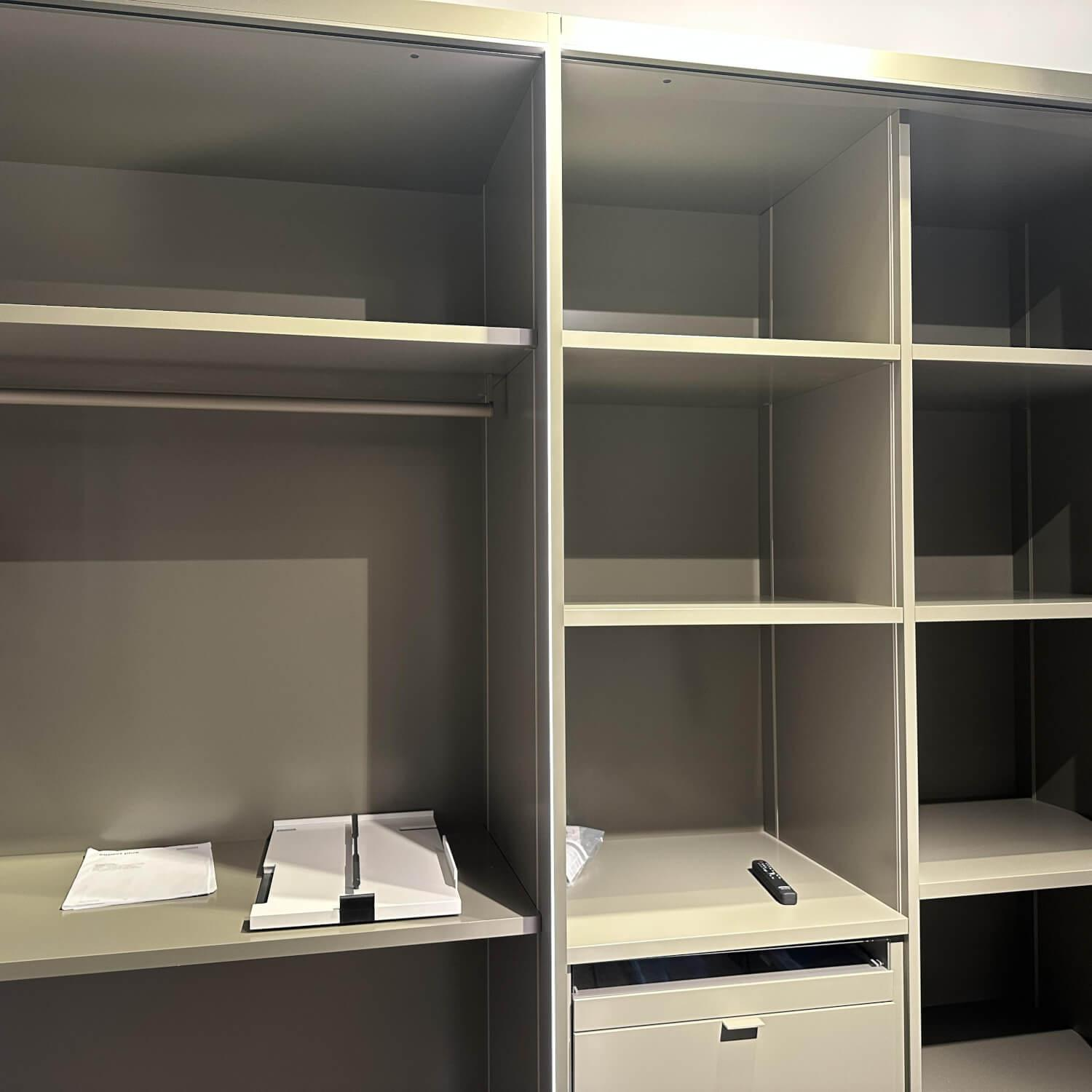 Interlübke - Drop-down closet Collect Plus lacquer M37 Manor Green Brown Leather handle Black Including interior lighting - 6