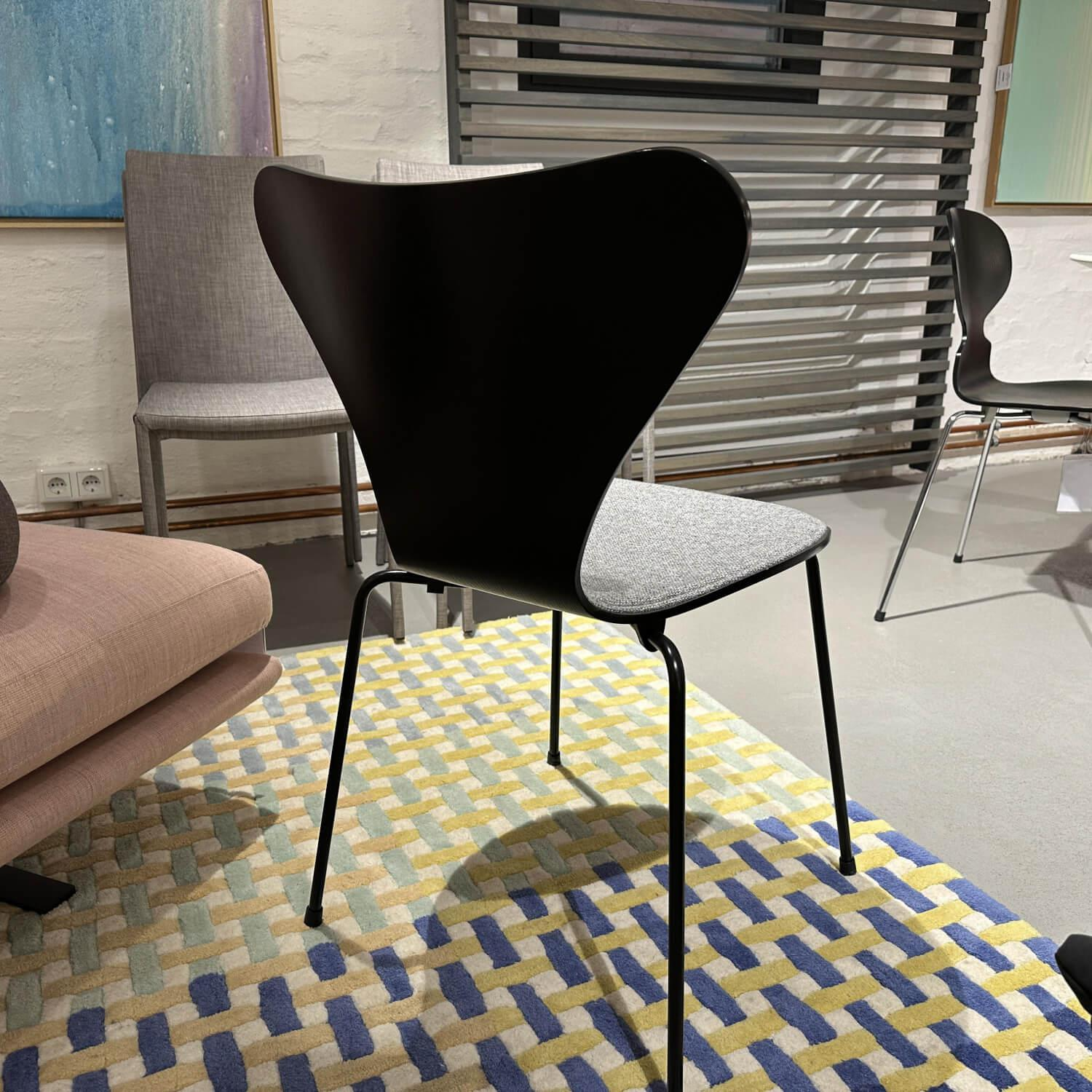 Fritz Hansen - Chair Die Serie 7 Fabric Hallingdal Grey 130 Back Ash Black Frame Metal 3107 Black Powder-coated - 3