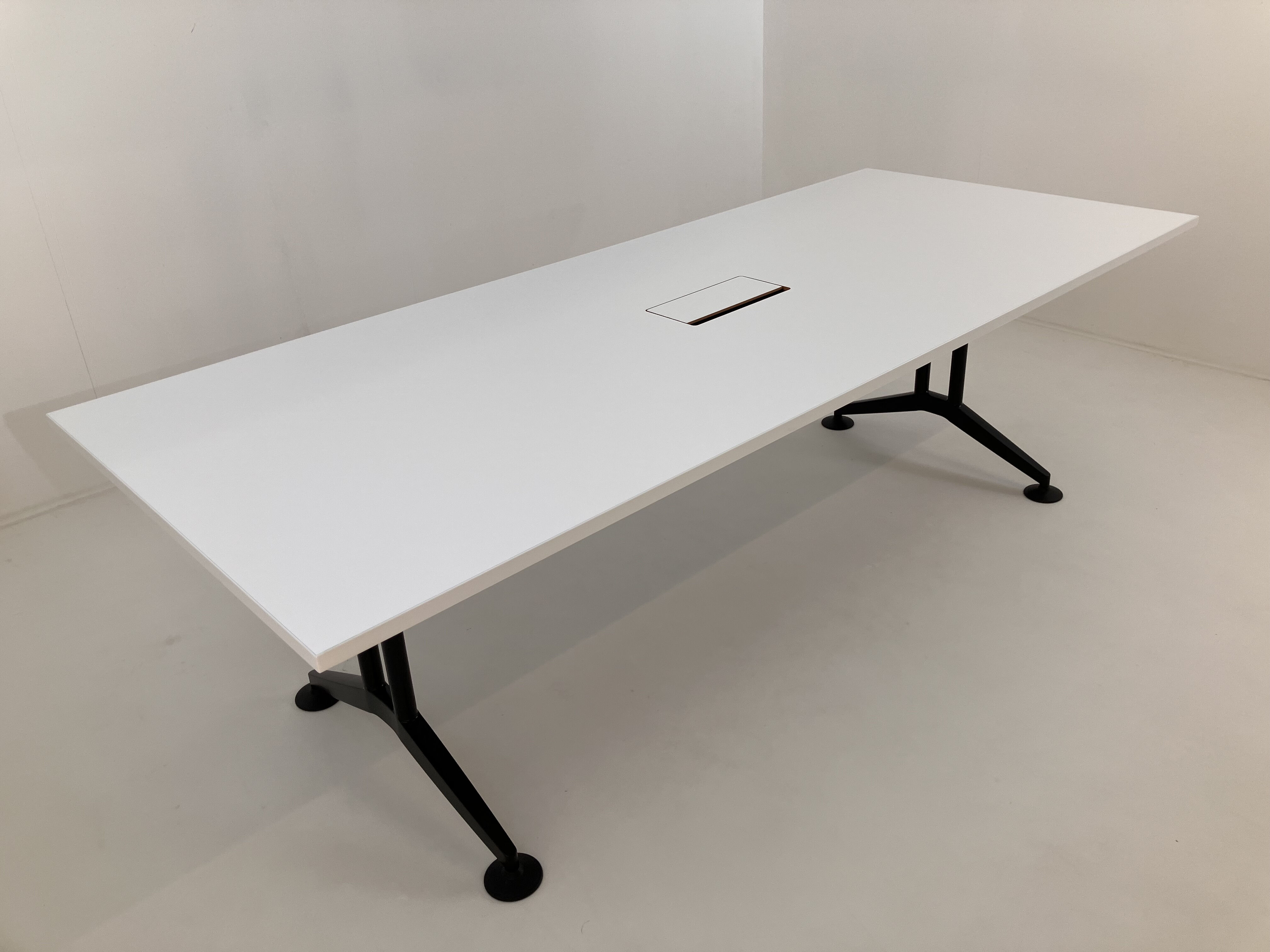 Wilkhahn - Tisch Logon 620/00 Rechteck Platte 24 Unidekor 20 Weiß Gestell Schwarz Beschichtet Mit EInbauklappe - 3