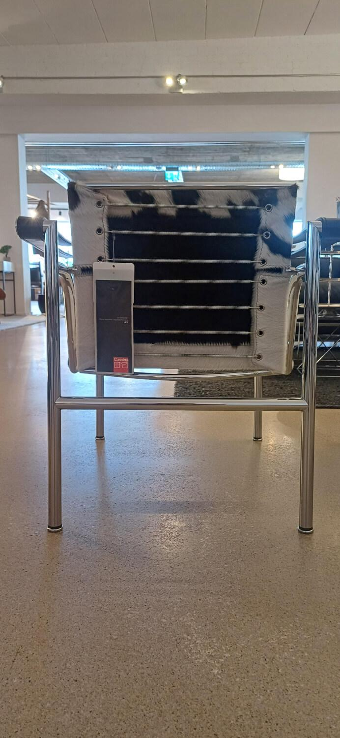 Cassina - Sessel LC1 Sitz Fell Gefleckt Schwarz Weiß Braun Armlehnen Kernleder Schwarz Gestell Stahl Verchromt - 2