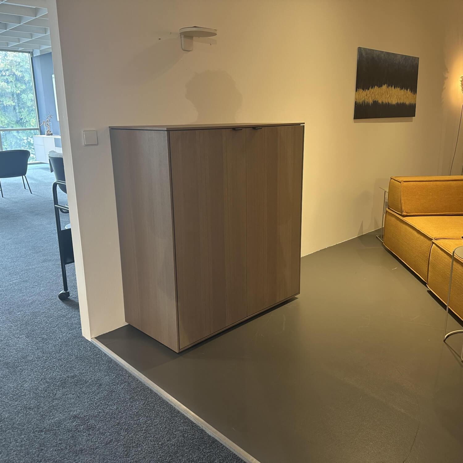 Interlübke - Kommode Cube Fine Esche Quarz Korpus Mattlack M81 Bahia Matt Grün Griff Leder Schwarz Mit Keder - 3