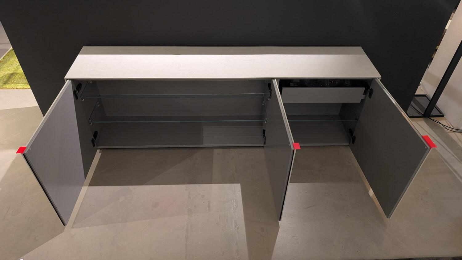 Kettnaker - Sideboard Soma Linoleum Betonoptik Griffe Neonrot Mit Glas Fachböden - 4