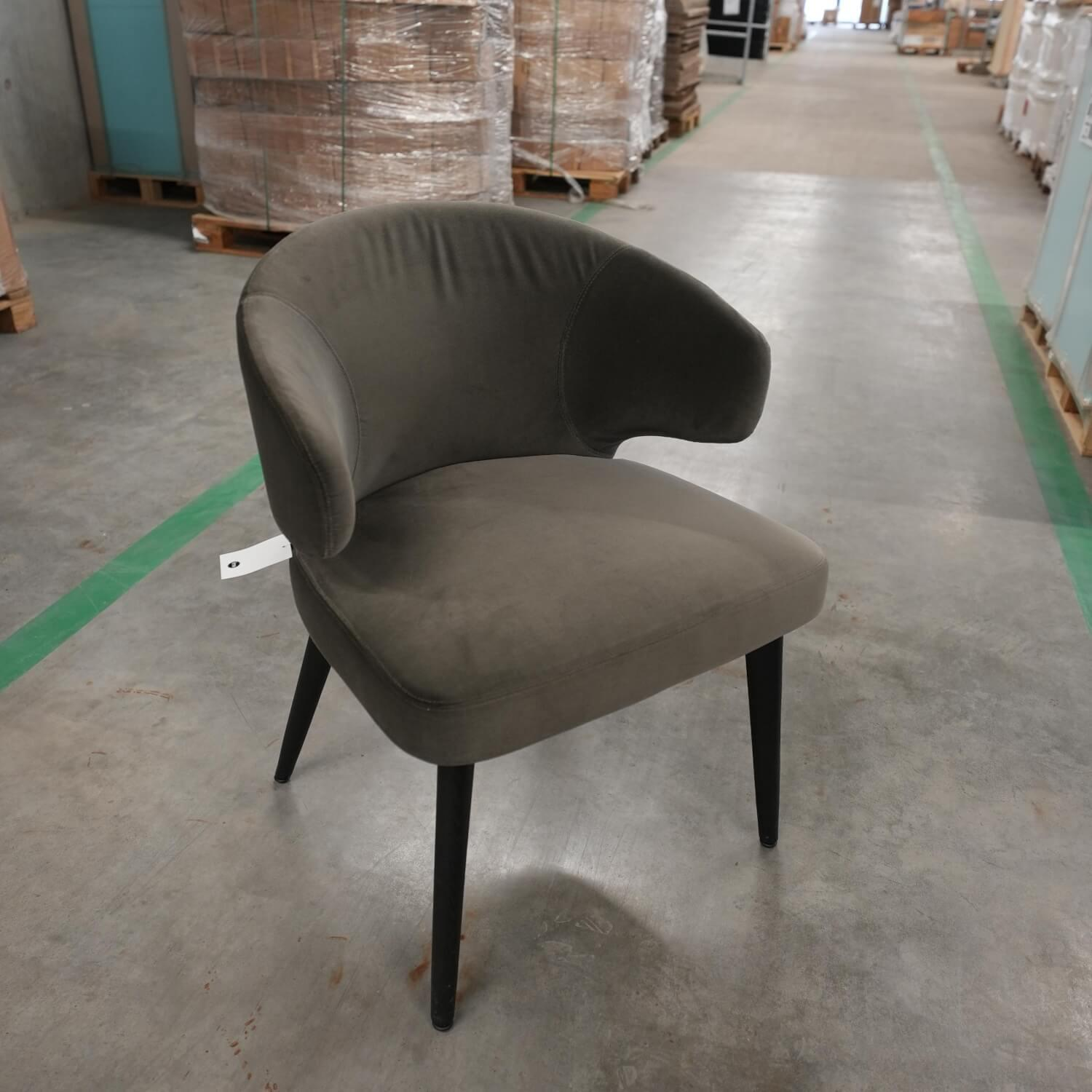 Minotti - Armlehnstuhl Aston Bezug Hunt Dunkelgrau Gestell Massivholz Esche Lackiert Moka - 2