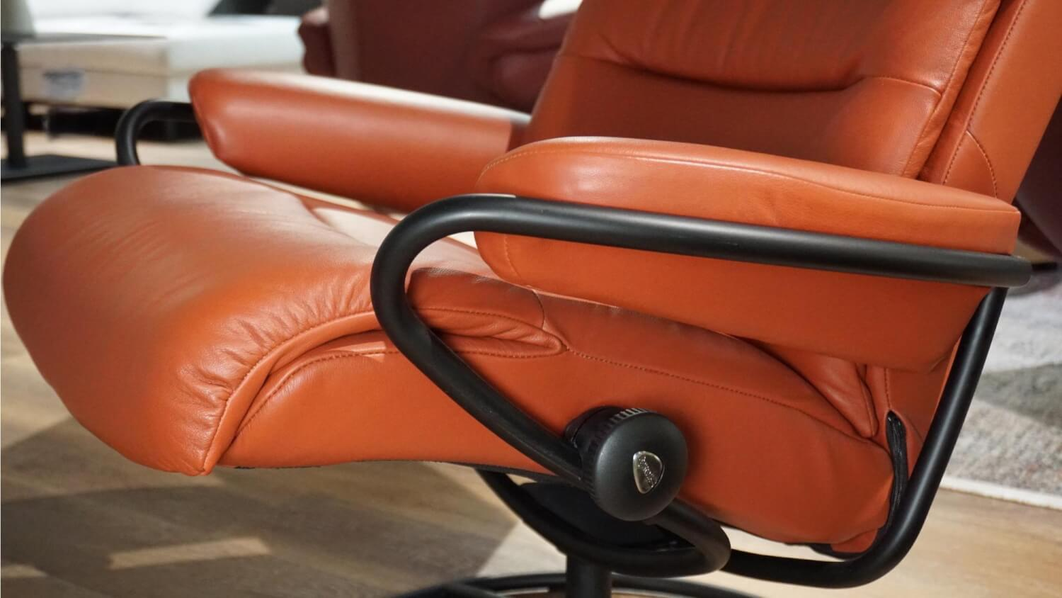Stressless - Sessel Tokyo M Leder Dark Henna Rot Gestell Matte Black Schwarz Inklusive Hocker - 4