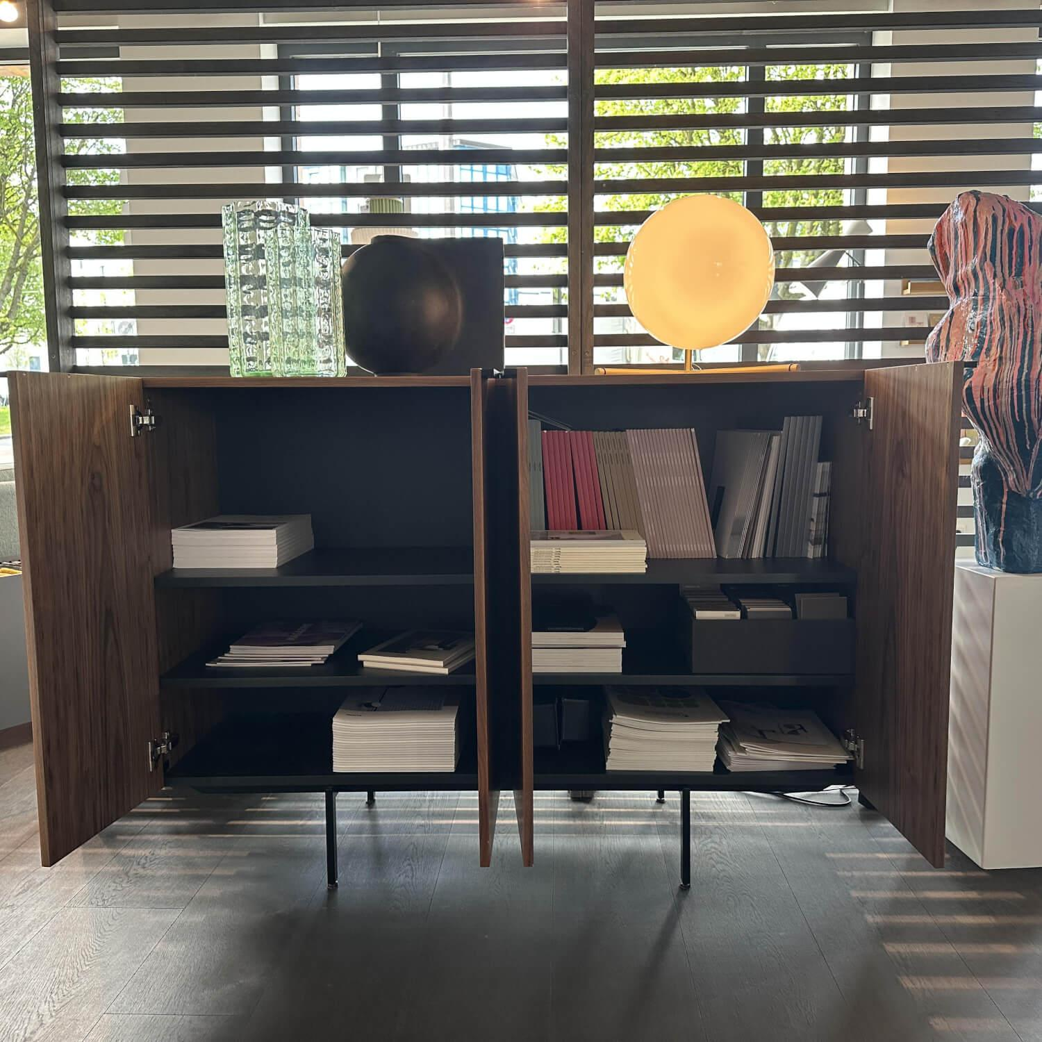 Pastoe - Sideboard Frame Roger Nussbaum Furniert Gestell und Griffe Metall Schwarz Lackiert Böden Schwarz - 7