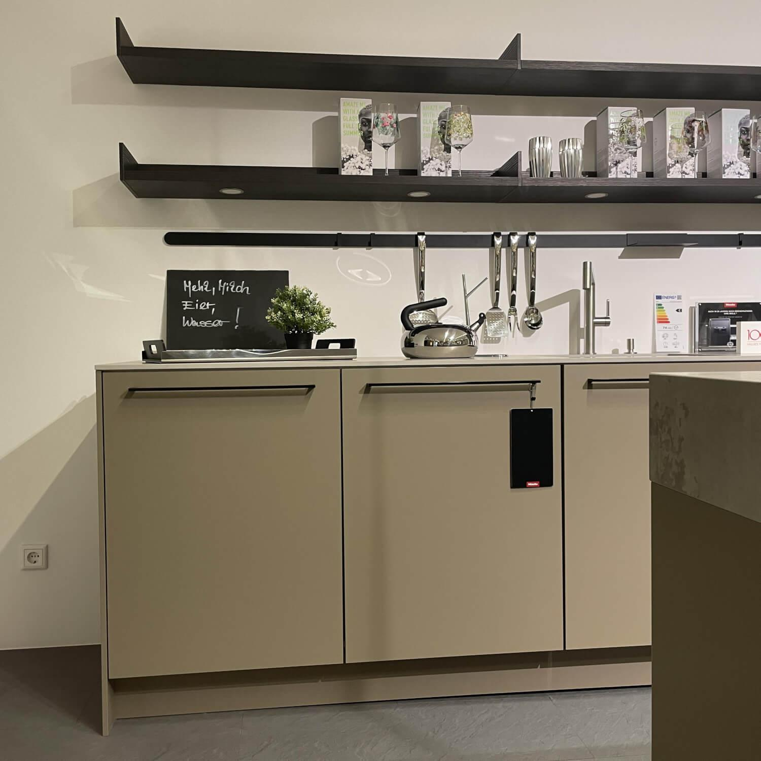 Siematic - Küche Urban SC 45 Front SimiLaque Muskat Samtmatt Beige Grau Absetzung Holzdekor Larix Terra Dunkelbraun Arbeitsplatte Keramik Betonoptik Grau Inklusive Elektrogeräte - 17