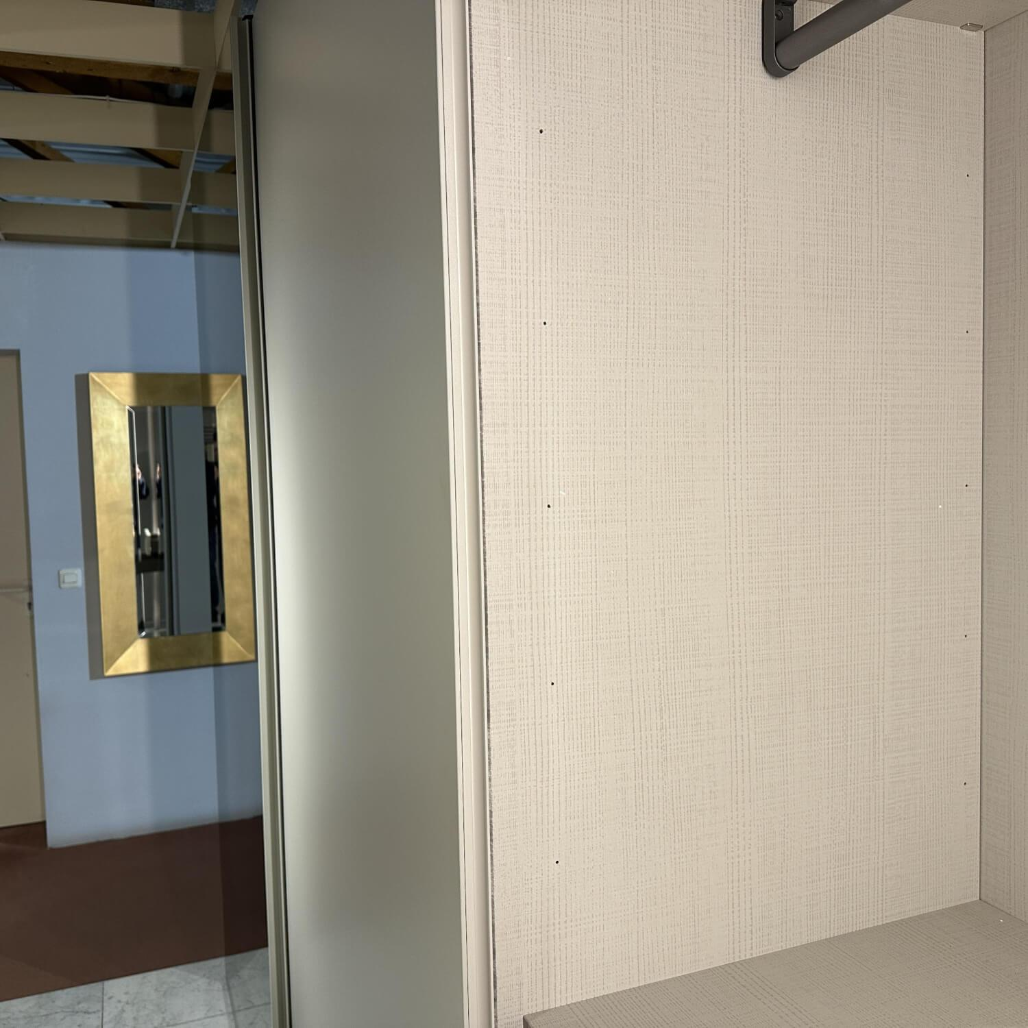 Tomasella - Schiebetürenschrank Contur Loretto Türen Lack Gola Smart OC 162 Platino Weiß Beige Glas Spiegel Innen Stoffoptik Tramato Grau Beige - 4