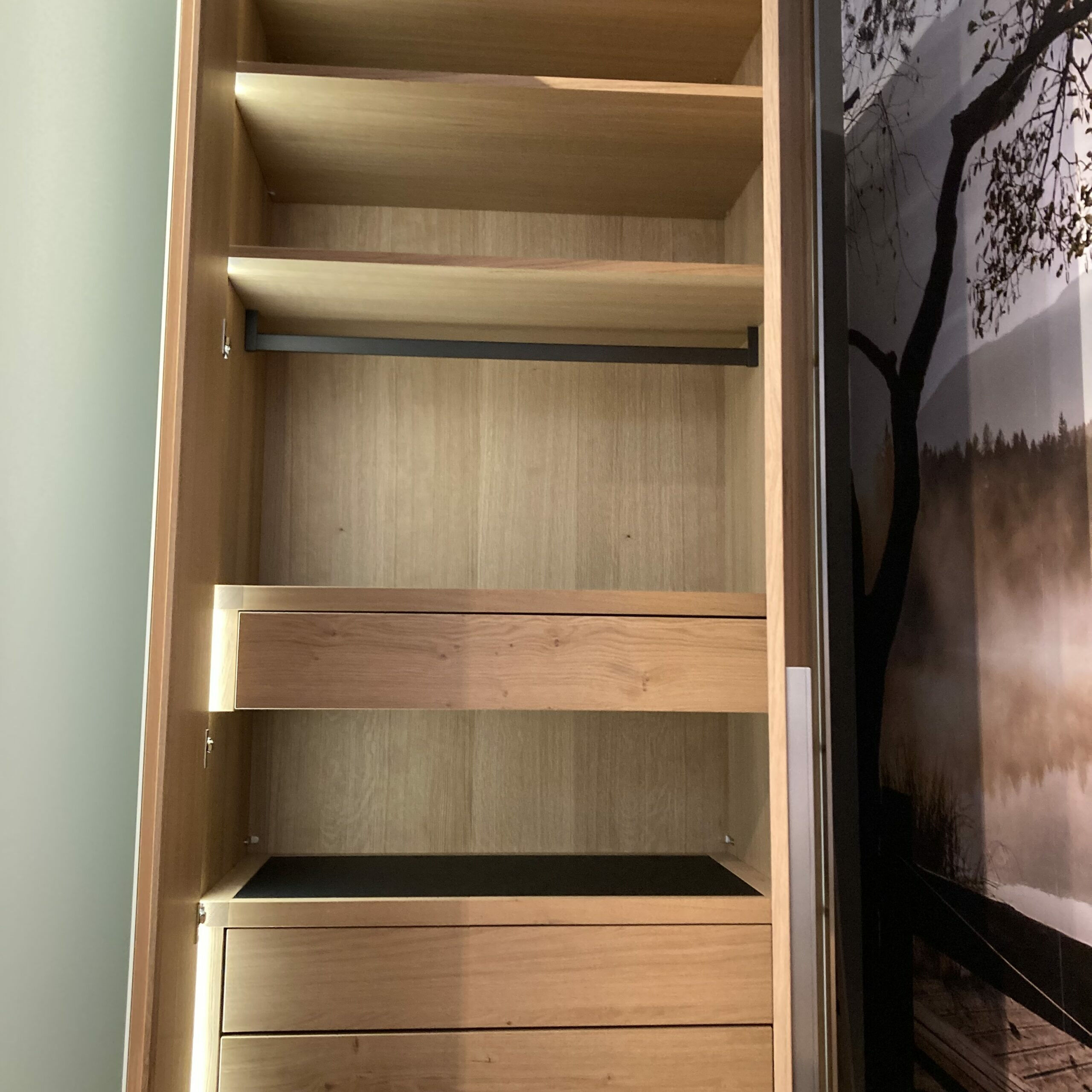 Voglauer - Drehtürenschrank V Alpin Korpus Eiche Altholz Front Glas Optiwhite Weiß Griffe Edelstahl Gebürstet Mit Spiegel Und Beleuchtung - 3