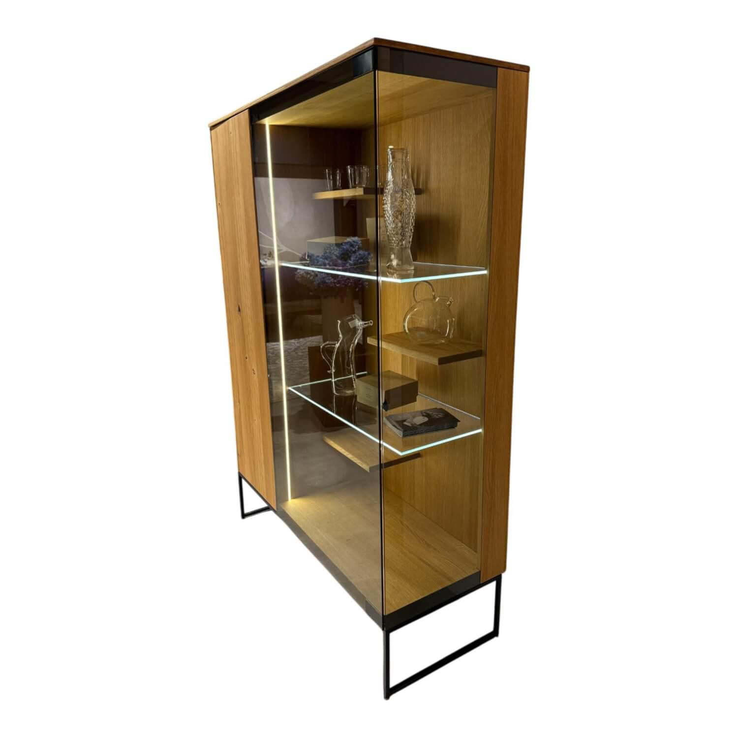 Team 7 - Vitrine Filigno Eiche Wild Naturöl Rauchglas Gestell Kufe Schwarz Matt - 1