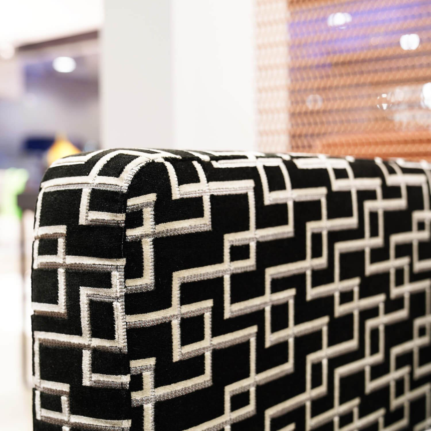 Lambert - Sofa Bella Bezug Stoff 83567 Eileen Schwarz/Grau Rahmen Und Füße Massivholz Schwarz Gebeizt - 3
