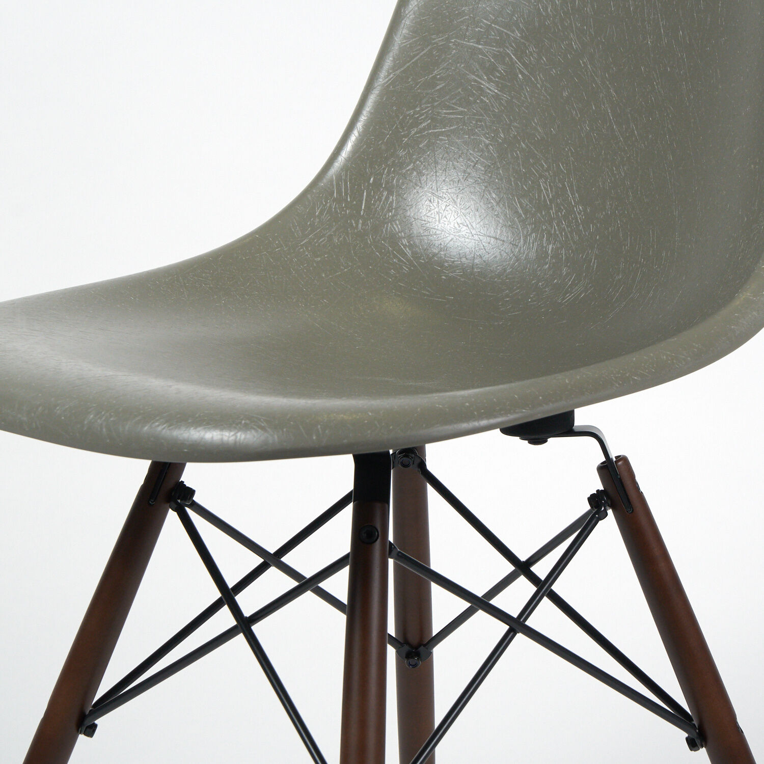 vitra-stuhl-eames-fiberglass-side-chair-dsw-raw-umber-grau-holzgestellt-ahorn-dunkel-mf-0004558-001-2