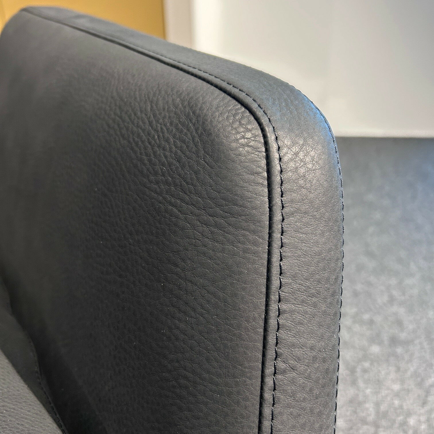 COR - Drehsessel Cordia Leder Puro 423 Schwarz Gestell Aluminium Poliert Mit Neigemechanik Inklusive Hocker - 5