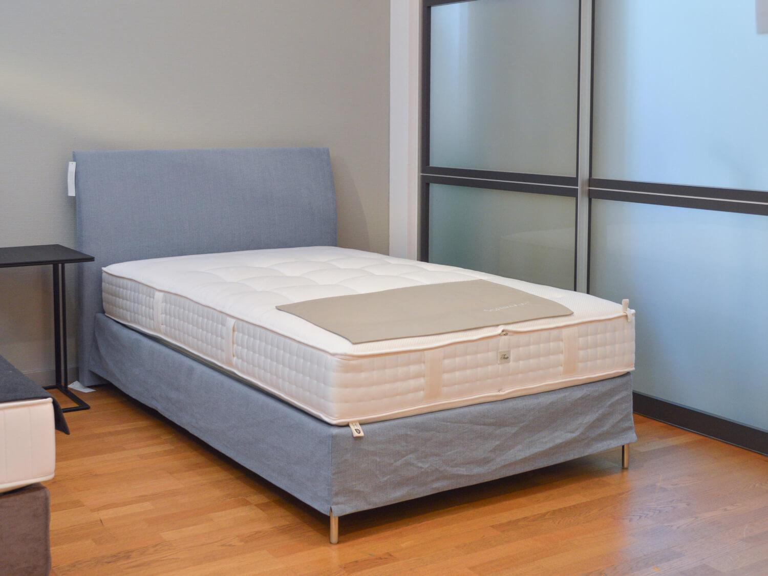 Schramm - Bett Origins mit Kopfteil Due Stoff Nils 440 Sky Blau Füße Chrom mit Matratze - 2