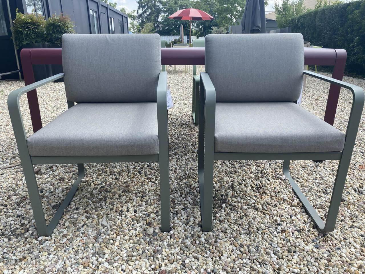 Fermob - Gartengruppe Bellevie Aluminium Pulverlack Sessel Rosmarin Grün Grau Tisch Schwarzkirsche Rot Violett Mit Sitzkissen - 3