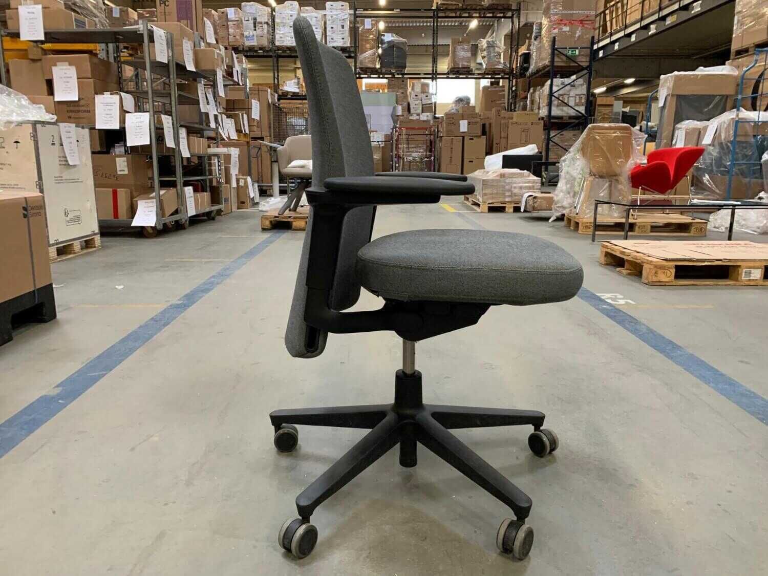 Bürodrehstuhl Pacific Chair Stoff Plano F30 Sierragrau Nero 3D-Armlehnen